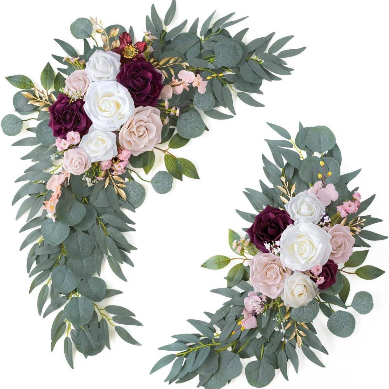 Zwei Blumenkranzbindungen aus Eukalyptusblättern und Rosen in Weiß, zartem Rosa und dunklem Purpur auf weißem Hintergrund.