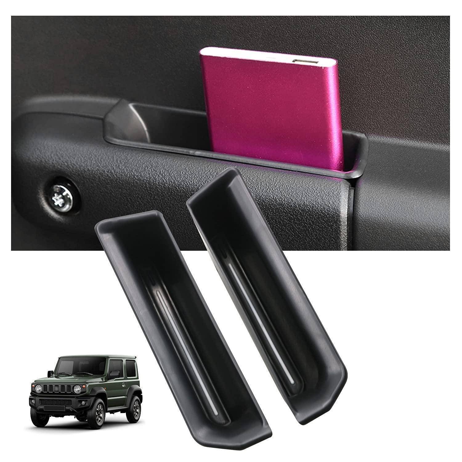 Autotürspeichertasche und zwei schwarze Einsatzschalen zur Organisation kleiner Gegenstände, dargestellt mit einem Telefon in der Tasche und einem kleinen SUV-Einsatz.