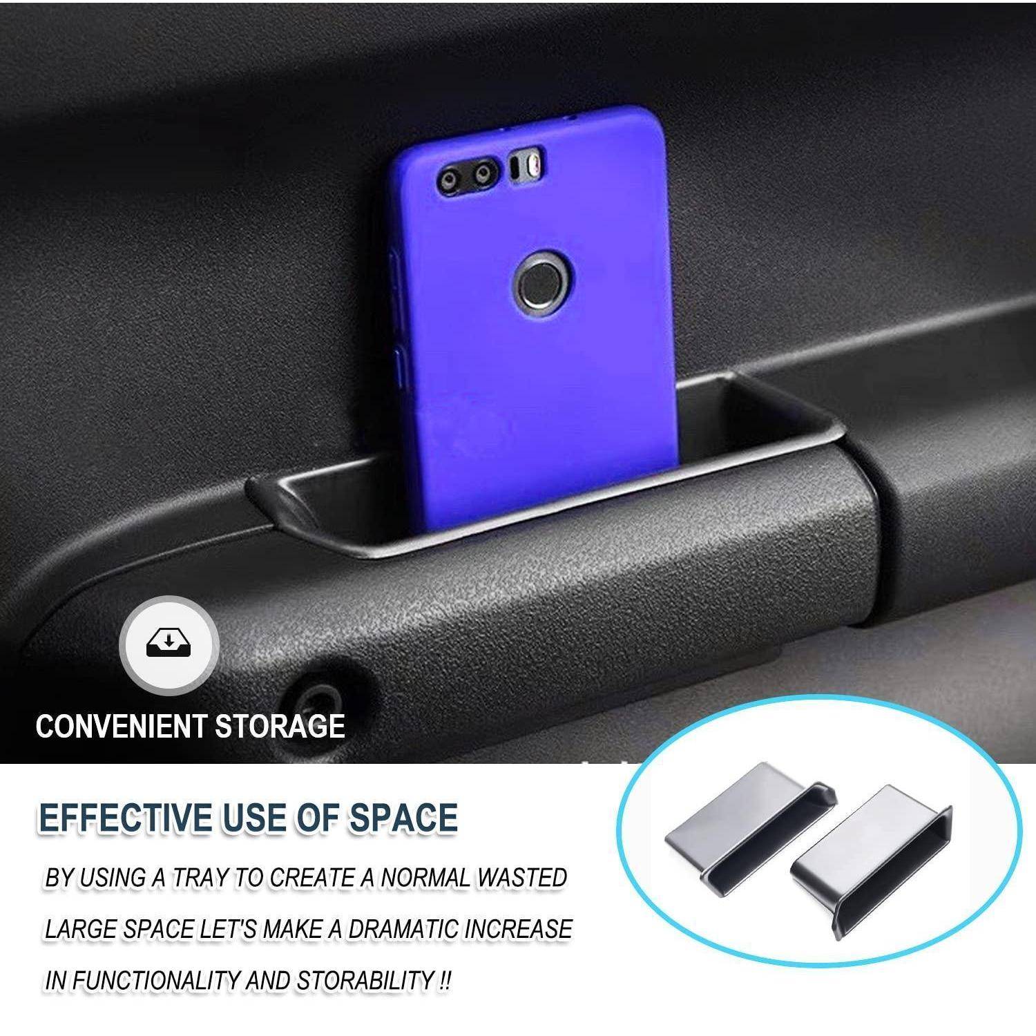 Violettes Smartphone aufrecht in einer Ablagefach der Mittelkonsole eines Autos gelagert, das zeigt bequeme Aufbewahrung und effiziente Raumnutzung.