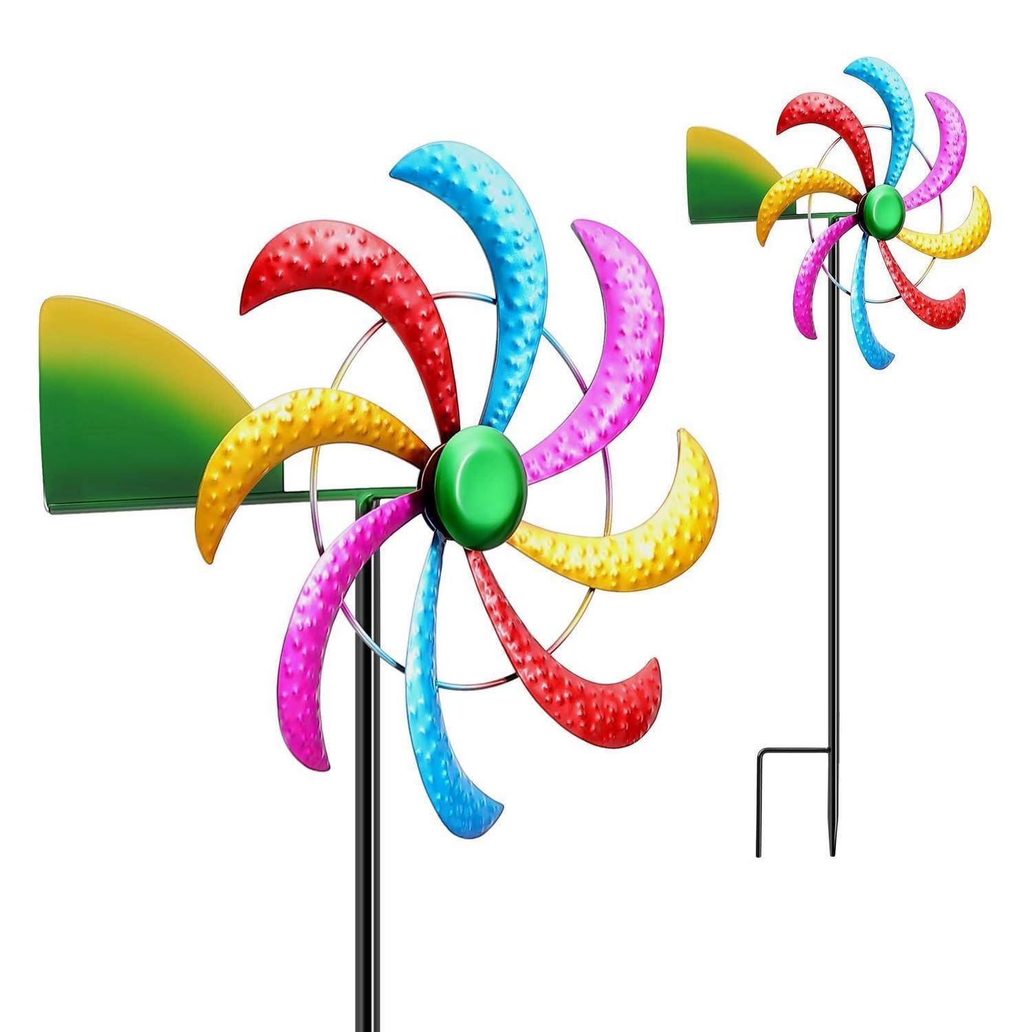 Buntes Windrad auf einem Stab mit Regenbogenflügeln und grünem Schwanz, in zwei Größen auf weißem Hintergrund gezeigt.