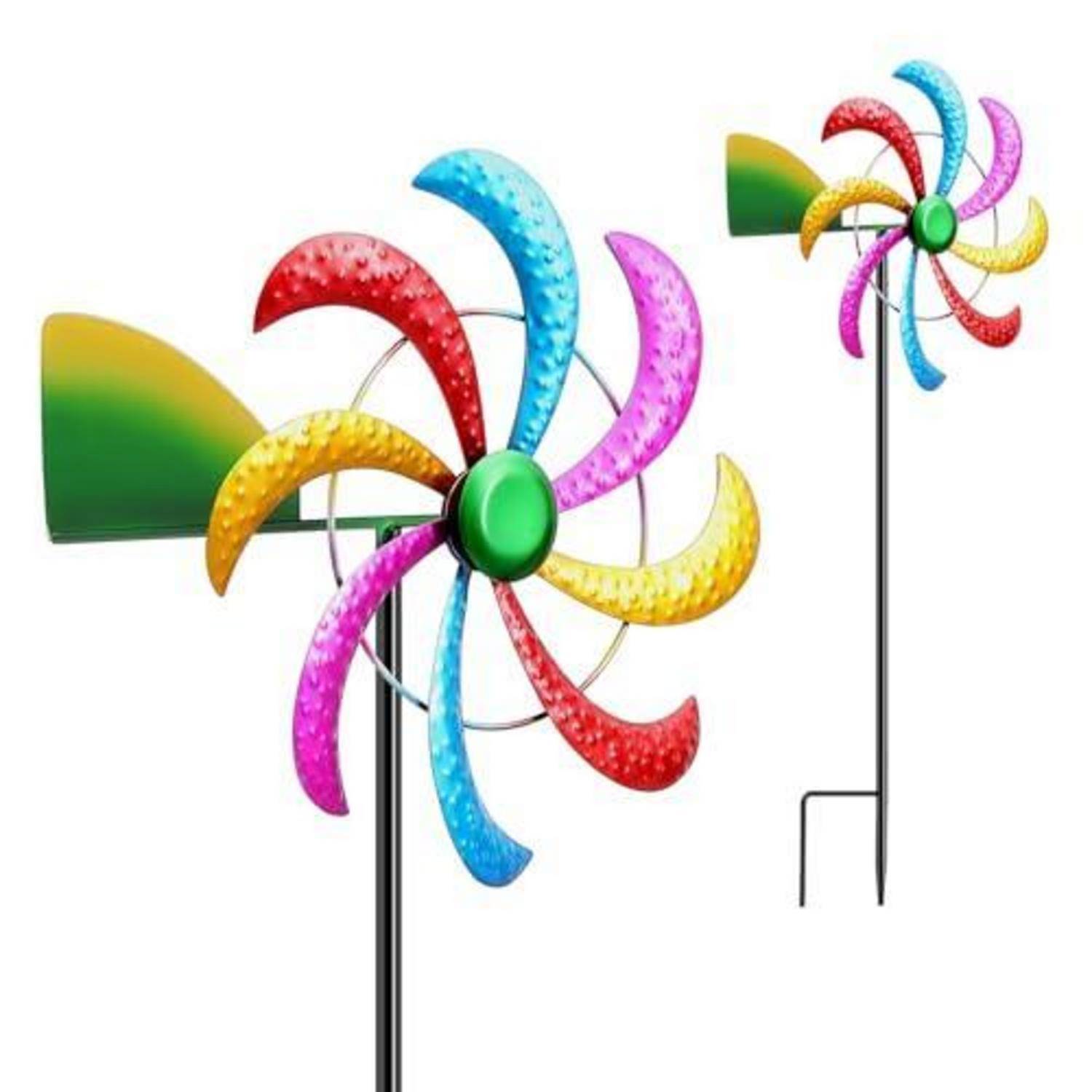 Zwei farbenfrohe Windspinner auf Metallstäben, einer groß im Vordergrund und einer kleiner dahinter, vor weißem Hintergrund.