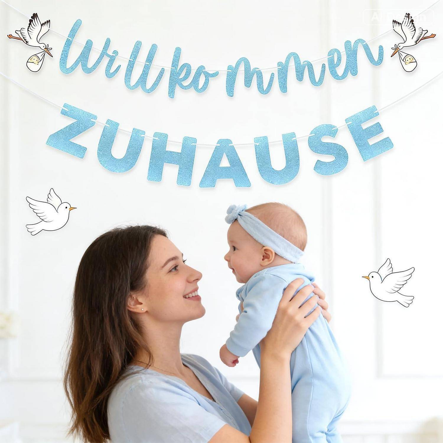 Eine lächelnde Mutter hält ein Baby vor einem Banner mit der Aufschrift "Willkommen Zuhause"" mit Taubendekoration und begrüßt das Kind zuhause.