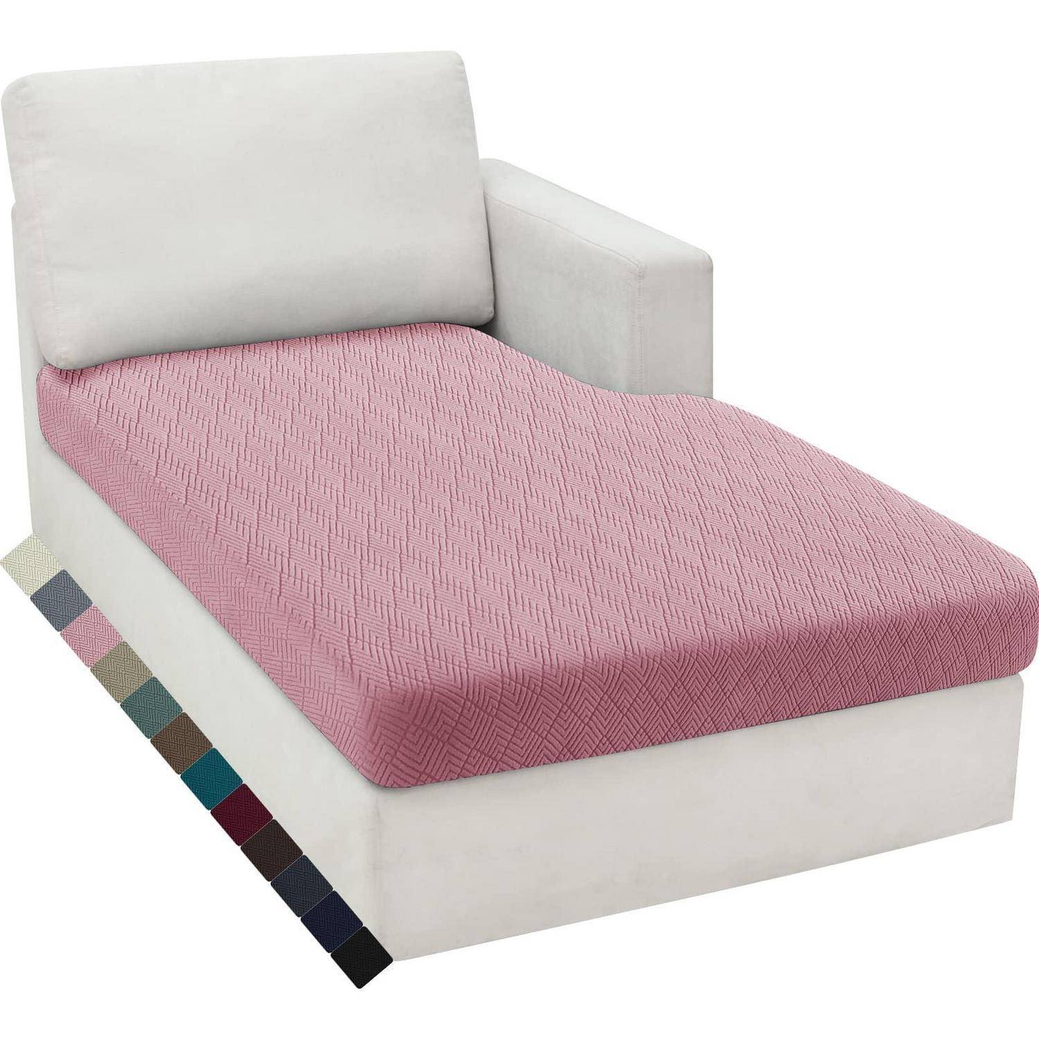 Weiße gepolsterte Chaiselongue mit einem rosa gemusterten Kissen und einer rechten Armlehne, vor einem weißen Hintergrund präsentiert.