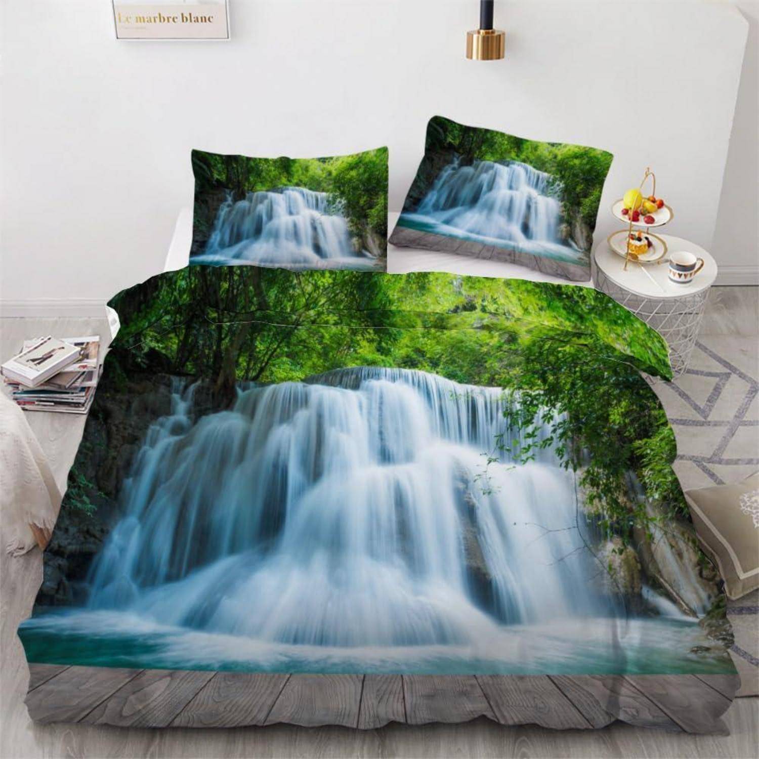 Bettwäsche-Set mit Wasserfallmotiv bestehend aus einer großen Wasserfallsteppdecke und zwei passenden Kissenbezügen in einem Schlafzimmer.
