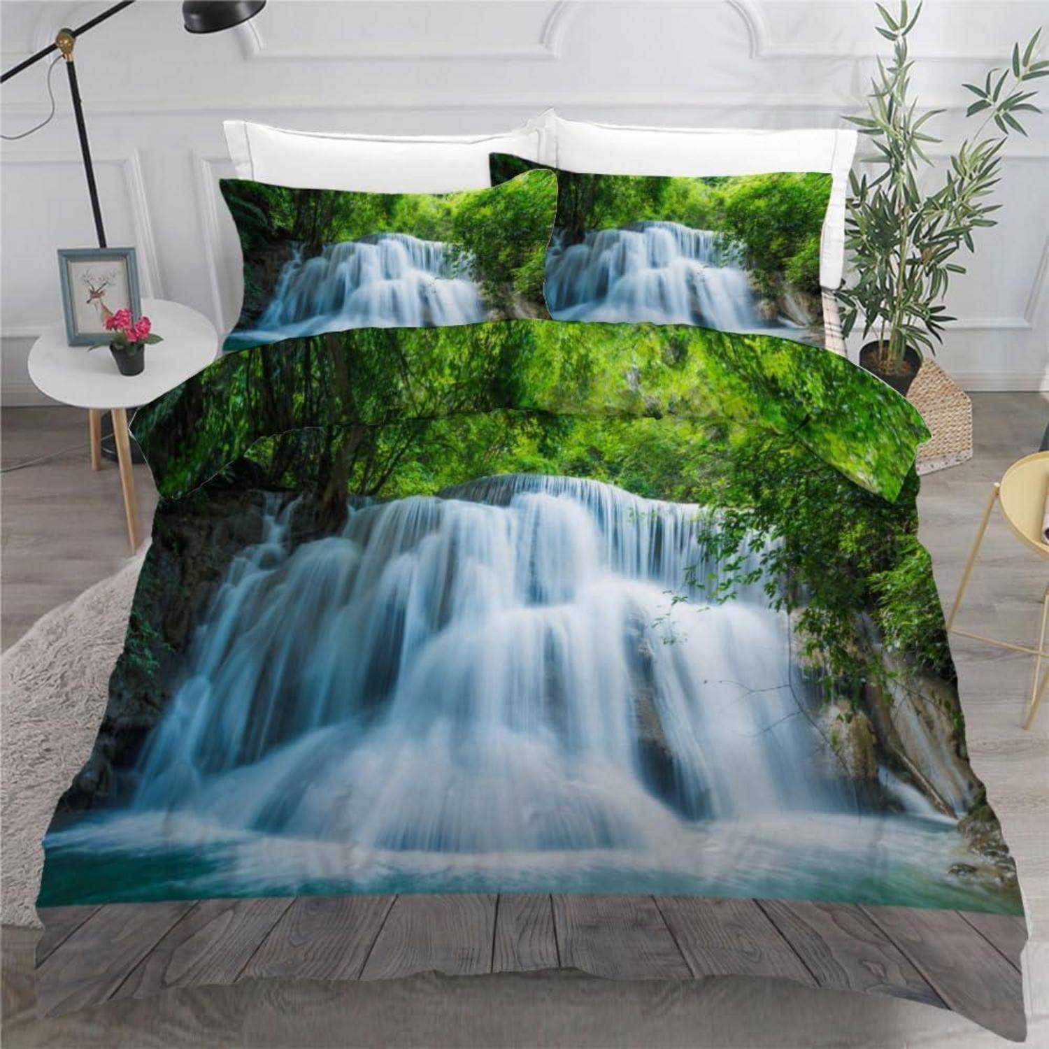 Bett mit Wasserfall-Landschafts-Bettwäsche-Set, das einen großen kaskadierenden Wasserfall und passende Kissenbezüge in einem modernen Schlafzimmer zeigt.