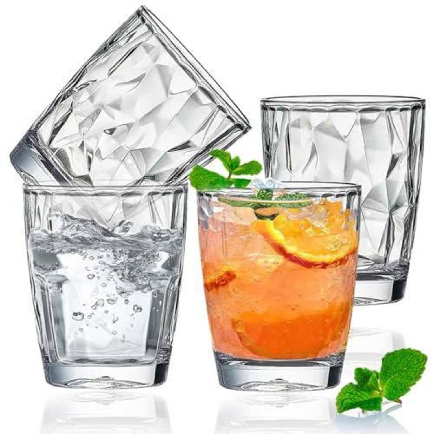 Vier facettierte Glastumbler in transparent, orangenem Getränk und geneigten gestapelten Positionen, dargestellt als Produktdisplay auf weißem Hintergrund.