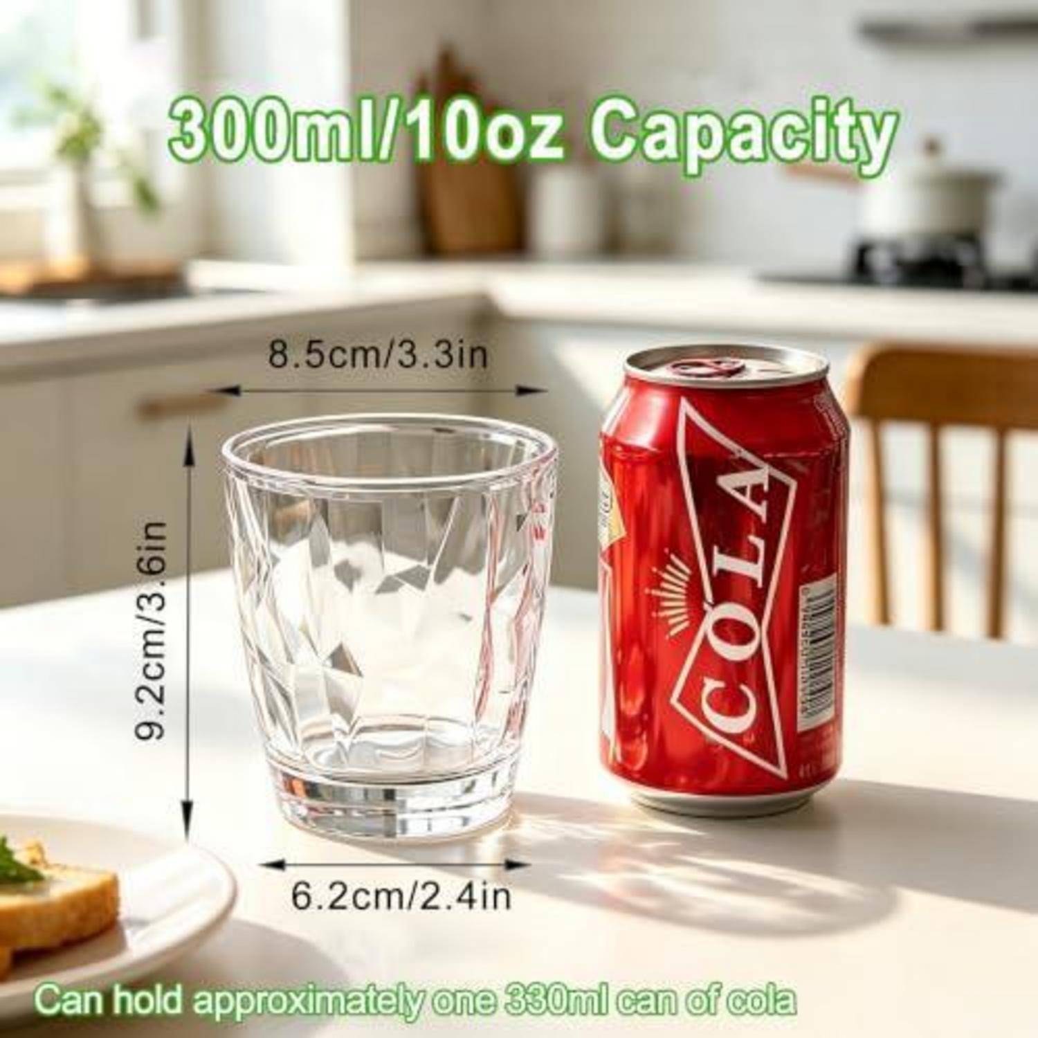 Produktabbildung eines 300ml (10oz) Glastasse neben einer Coladose, mit beschrifteten Abmessungen 9,2cm Höhe, 8,5cm Breite, 6,2cm Basis, und Hinweis, dass es etwa eine 330ml Dose fasst.