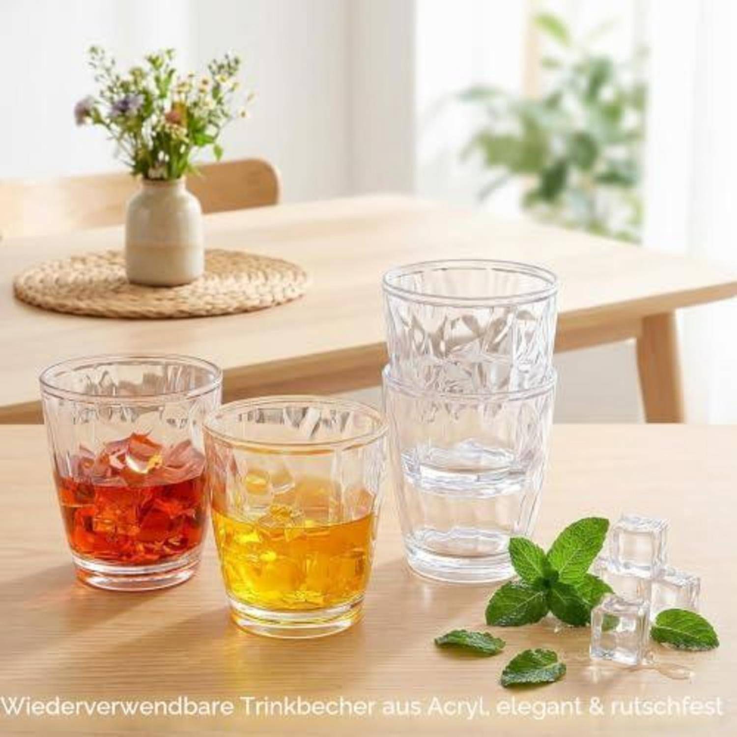 Drei wiederverwendbare Acryl-Trinkbecher mit farbenfrohen Getränken auf einem Holztisch, mit einem Pflanzenzweig und deutschem Text "Wiederverwendbare Trinkbecher aus Acryl, elegant & rutschfest"" am unteren Ende.