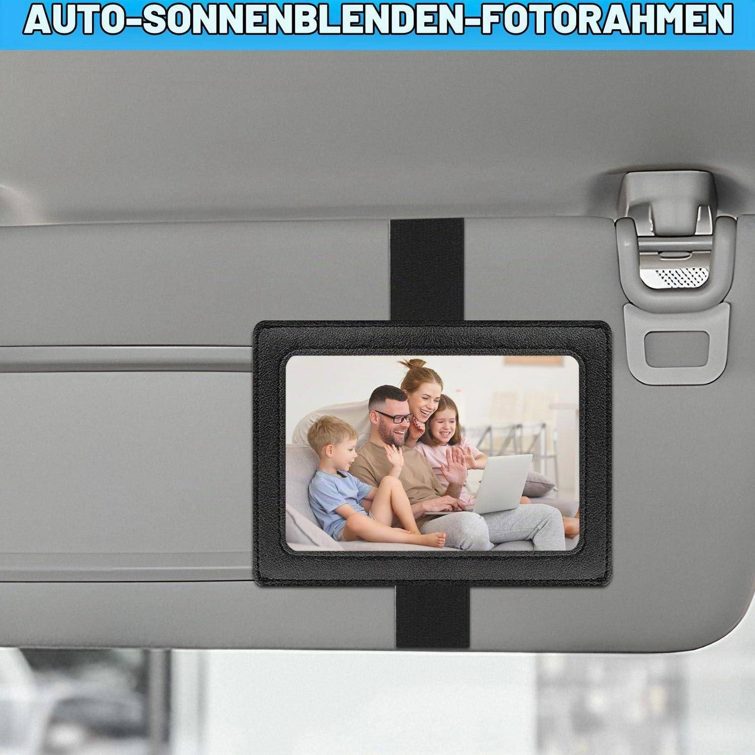 Auto-Sonnenblenden-Fotorahmen mit durchsichtigem Fotofenster auf der Rückbank, das eine Familie zeigt, die einen Laptop benutzt; der deutsche Text besagt „AUTO-SONNENBLENDEN-FOTORAHMEN".