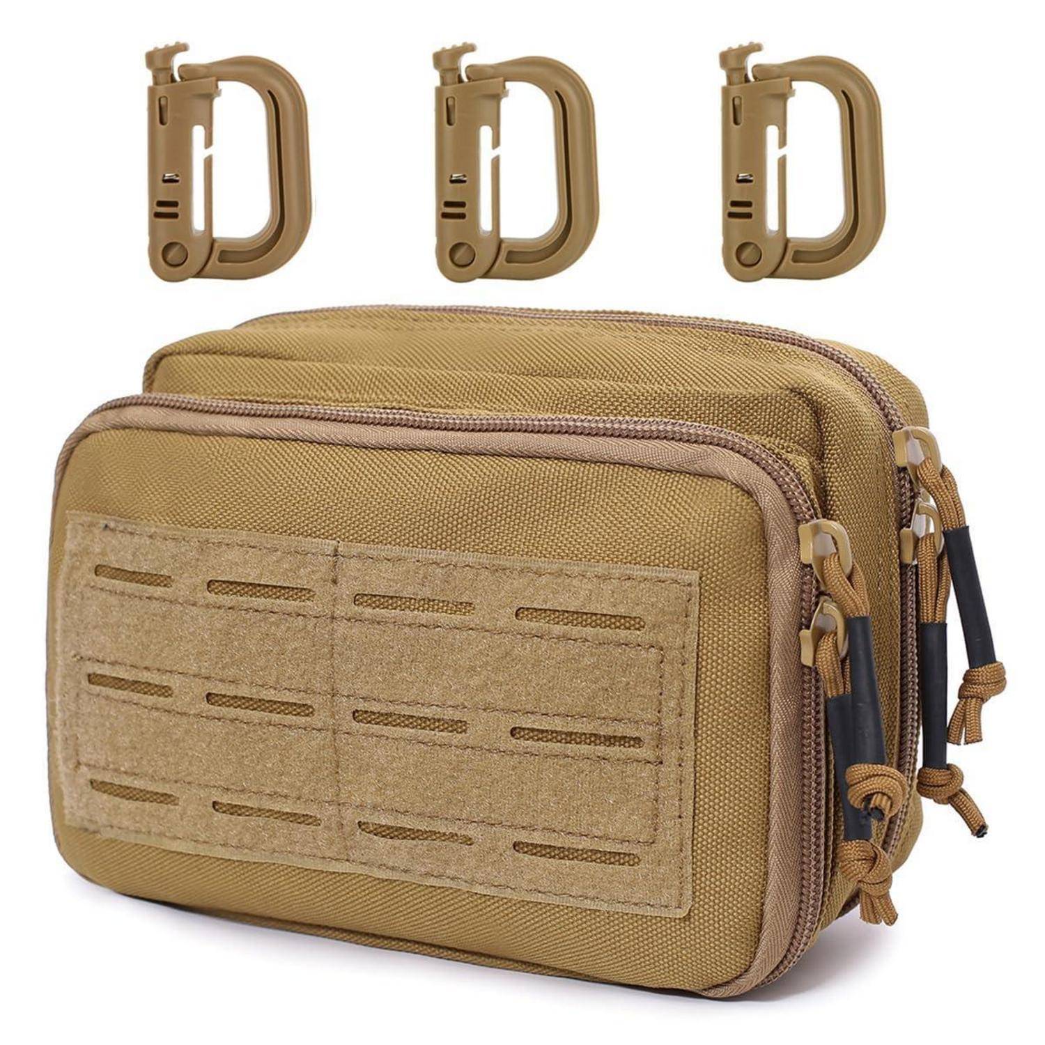 Beige taktische Reißverschlusstasche mit frontalem MOLLE-Panel und drei passenden beigen Karabinerhaken, die oben abgebildet sind.