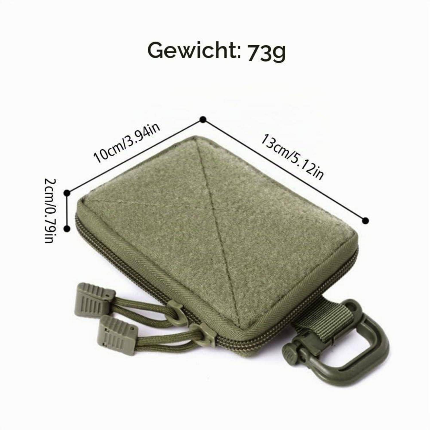 Olivgrüne Reißverschlusstasche mit Karabinerhaken, abgebildet mit den Abmessungen 13 cm x 10 cm x 2 cm und einem Gewicht von 73 g.