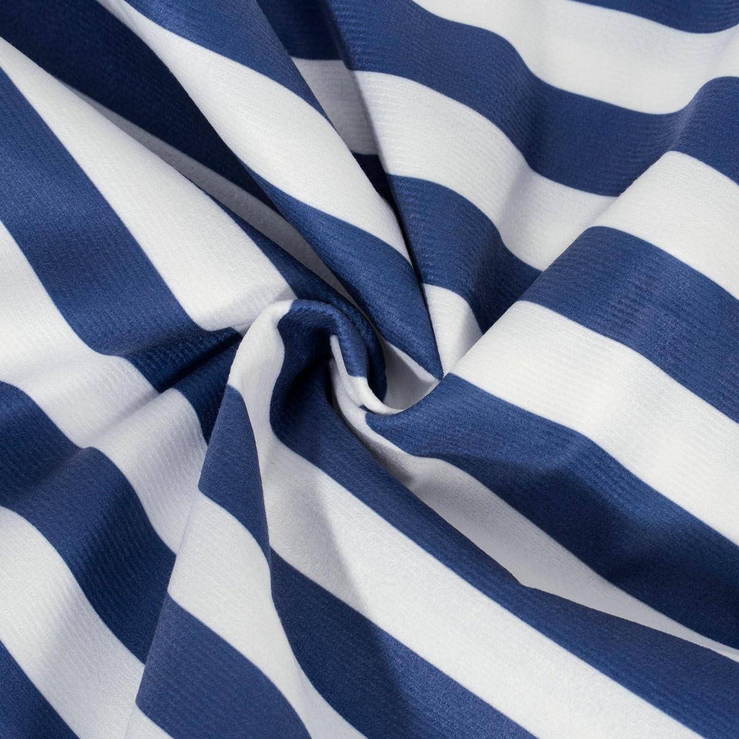 Nahaufnahme von blau-weiß gestreiftem Stoff, der in einem Spiralmuster verdreht ist.