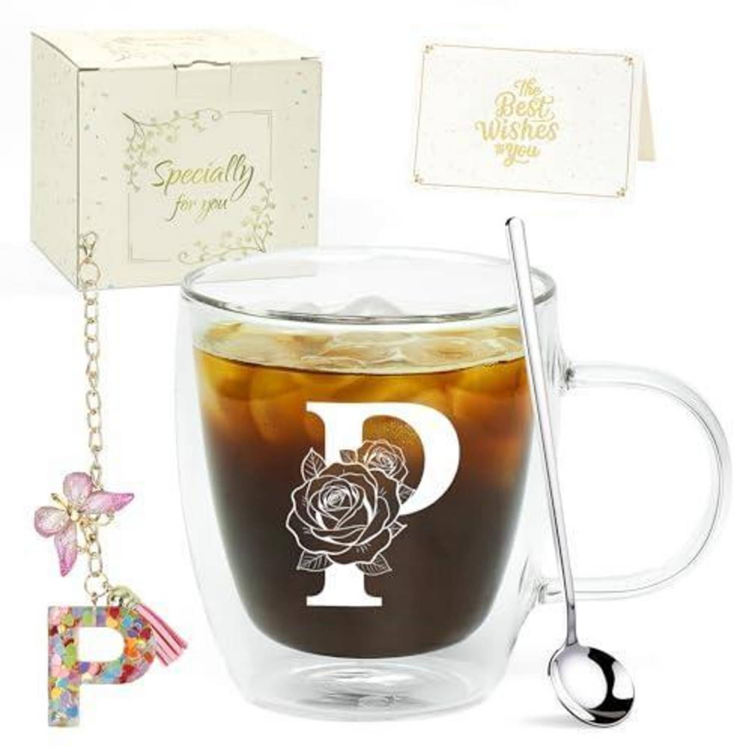 Transparente Glastasse mit Tee, ein großes florales Monogramm 'P', passender Löffel und Geschenkverpackung mit den Aufschriften 'Speziell für dich' und 'Beste Wünsche für dich'.