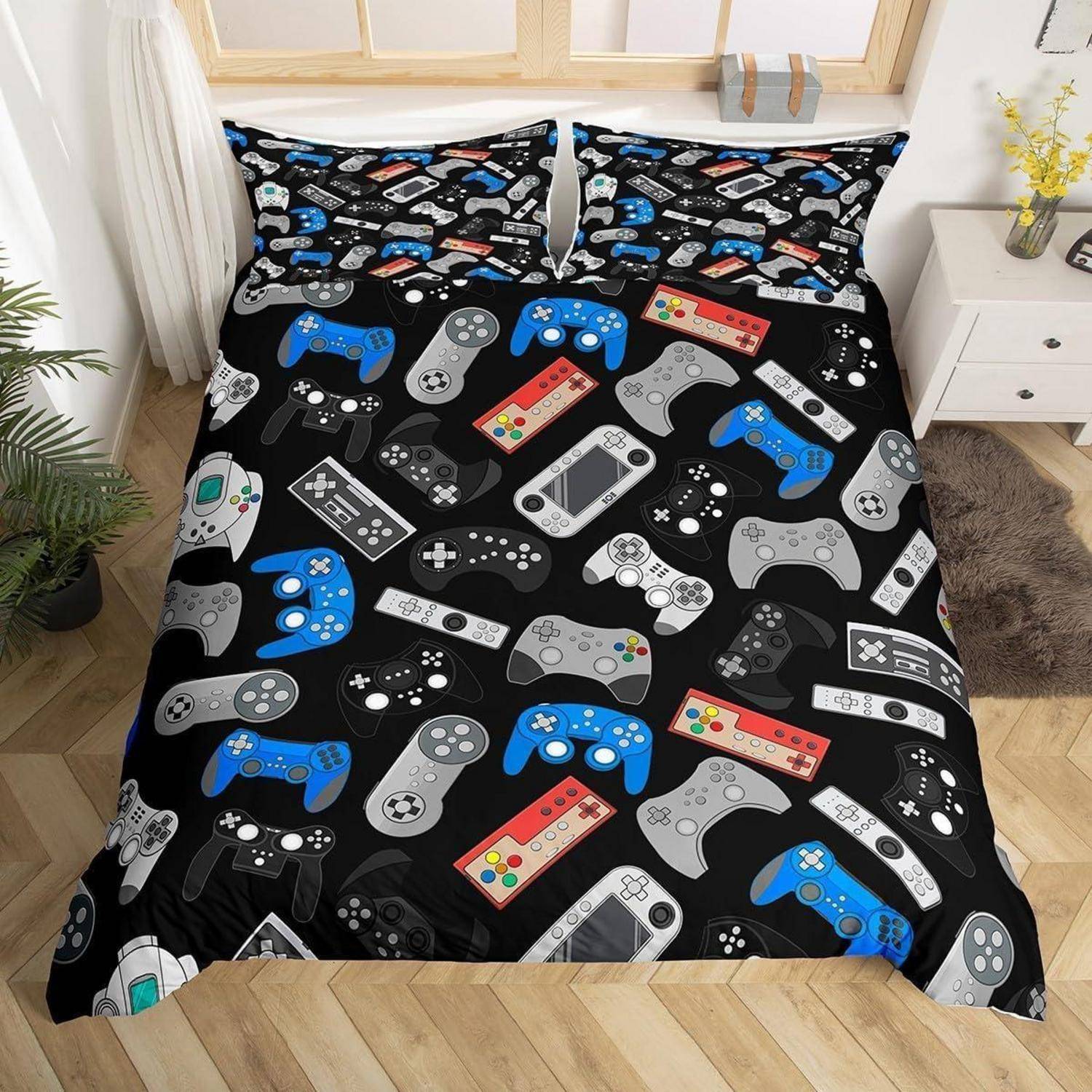 Schwarze Bettdecke mit bunten Videospiel-Controllern und Retro-Gamepads auf einem ordentlich gemachten Bett in einem hellen Schlafzimmer.