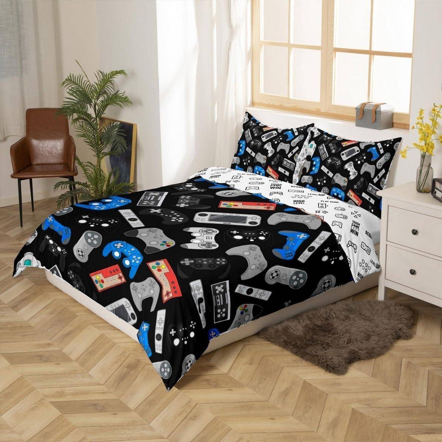 Schlafzimmer mit einem Kingsize-Bett, das mit schwarzweißer Videospiel-Controller-Bettwäsche bezogen ist, daneben ein Nachttisch, ein Stuhl, eine Pflanze und ein Fenster.