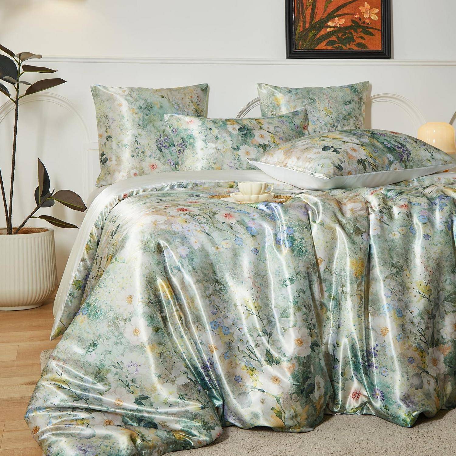 Bettwäscheset mit Blumenmuster bestehend aus Bettdecke und passenden Kissen auf einem Bett in einem hellen, modernen Schlafzimmer.