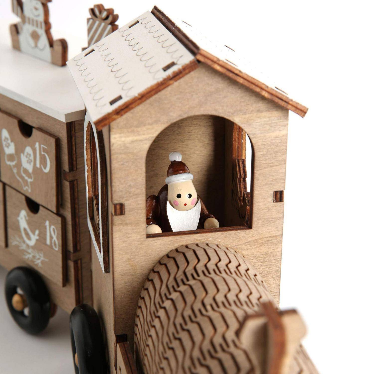 Holzspielzeugfahrzeug in Hausform mit einer kleinen Figur im Inneren und einem großen gemusterten Rad, das einer Miniatureisenbahn oder einem Miniaturbus ähnelt.