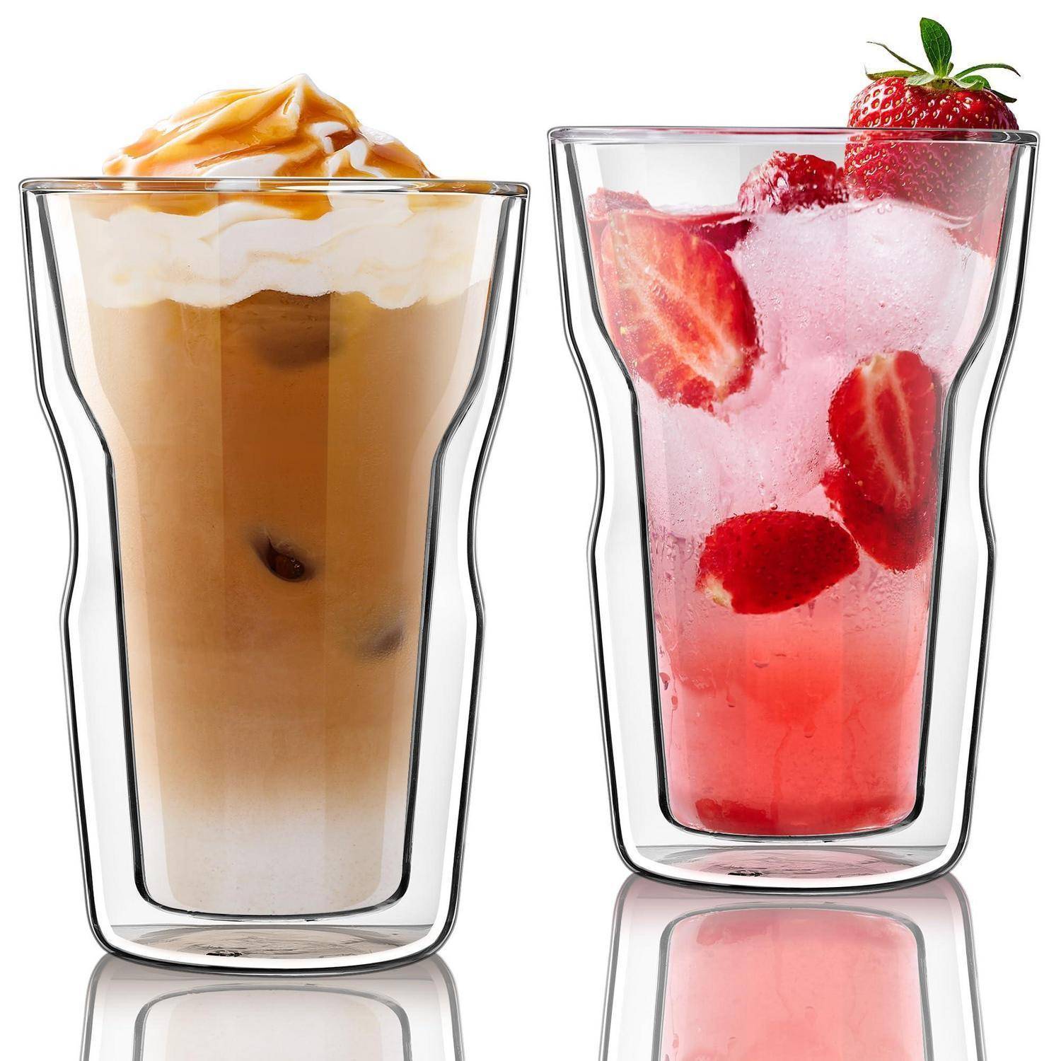 Zwei hohe klare Gläser mit eisgekühlten Getränken: ein mit Karamell veredelter Kaffee auf der linken Seite und ein Erdbeer-Eisgetränk mit Früchten auf der rechten Seite.