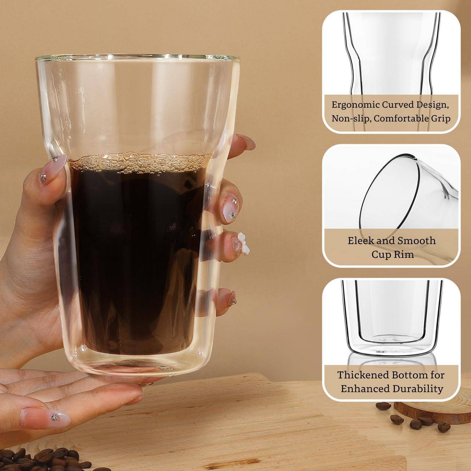 Hand hält eine transparente doppelwandige Glastasse mit Kaffee; seitliche Hinweise heben das ergonomische Curved Design, den glatten Rand und den verdickten Boden für Langlebigkeit hervor.