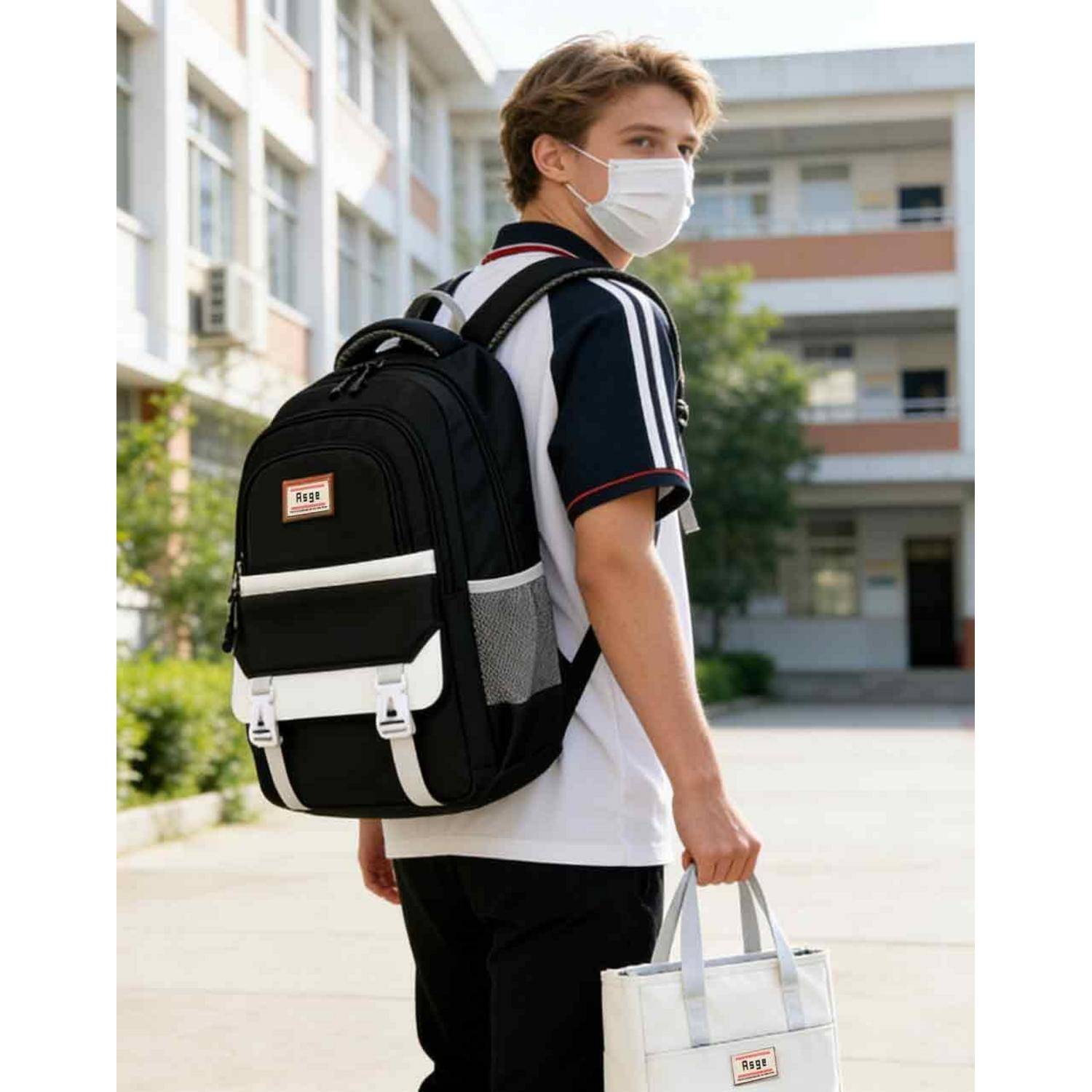 Maskierter Schüler auf einem Schulhof, der einen schwarzen Rucksack und eine weiße Stofftasche trägt, während er über seine Schulter schaut.
