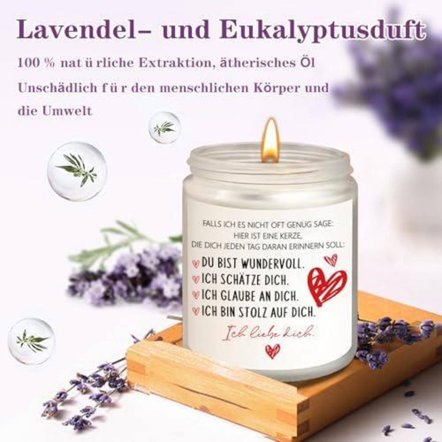 Lavendelduftende Kerze in einem Glaskrug auf einer Holzbase, beschriftet mit ermutigenden deutschen Texten und zusammen mit Lavendelblüten gezeigt.