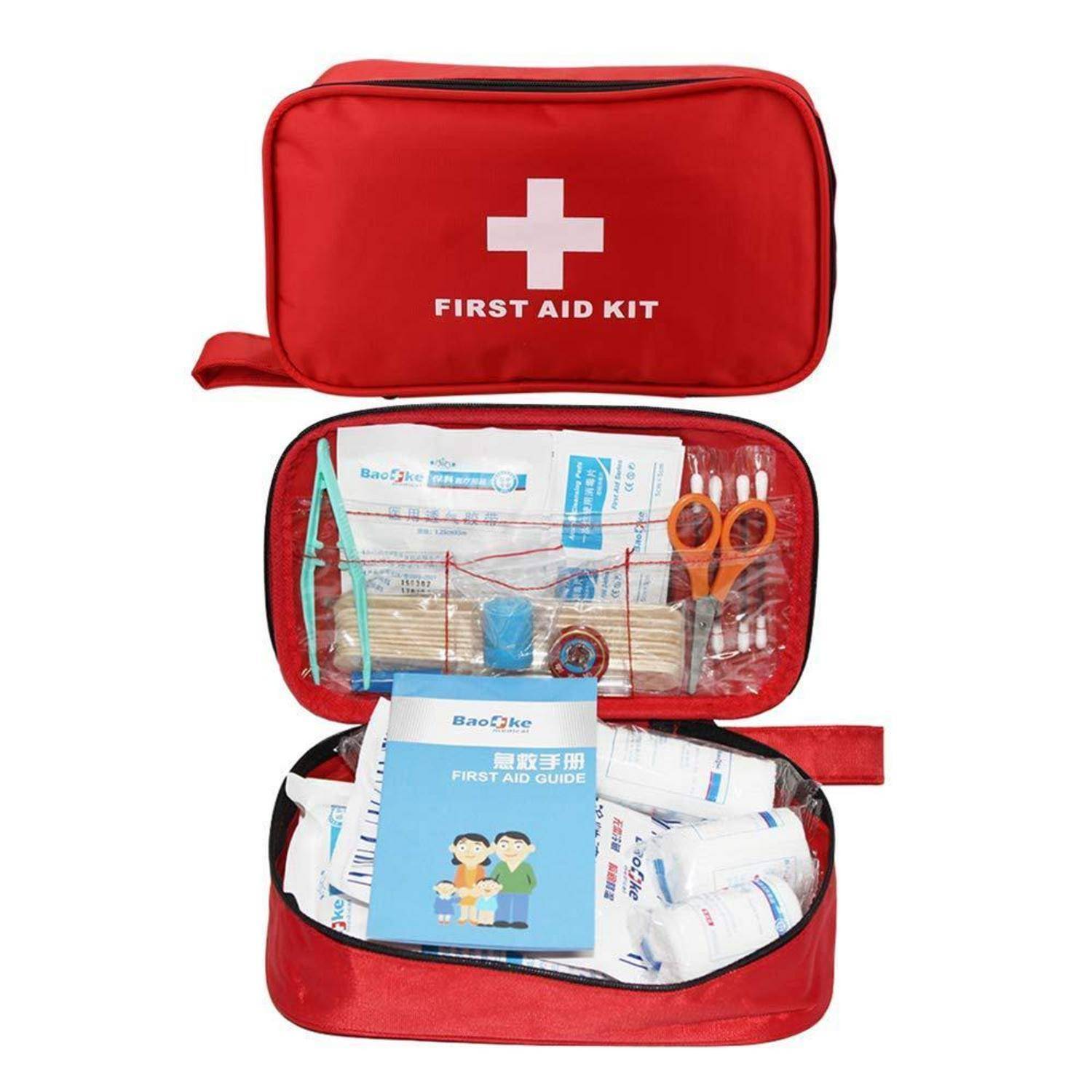 Offene rote Erste-Hilfe-Tasche mit weißem Kreuz und "ERSTE-HILFE-SET""-Text, die medizinische Versorgungsmaterialien, Schere, Verbandsmaterial und eine Anleitung im Inneren zeigt.