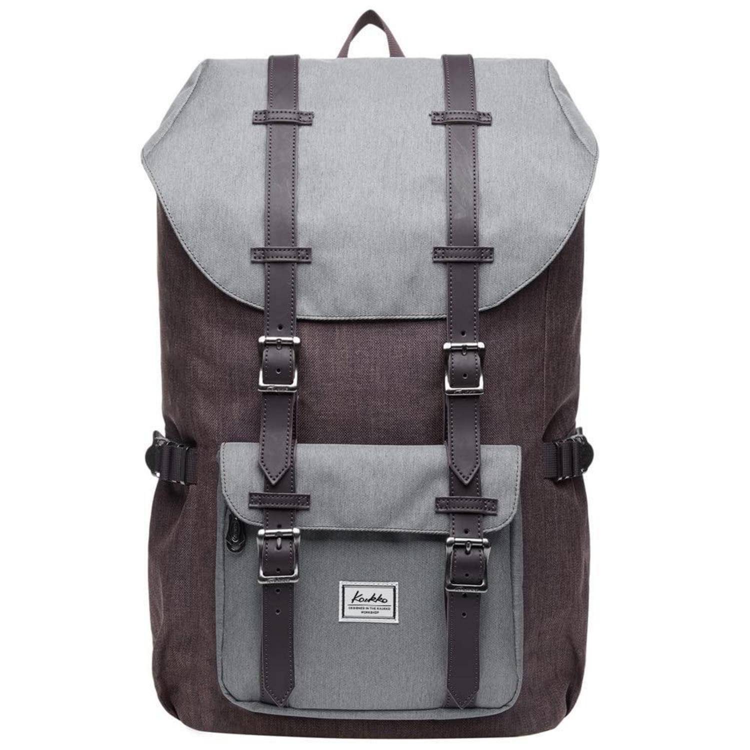 Ein grau und braun gefärbter Rucksack mit Ledergurten, Schnallen und einer vorderen Tasche, gezeigt vor einem weißen Hintergrund.