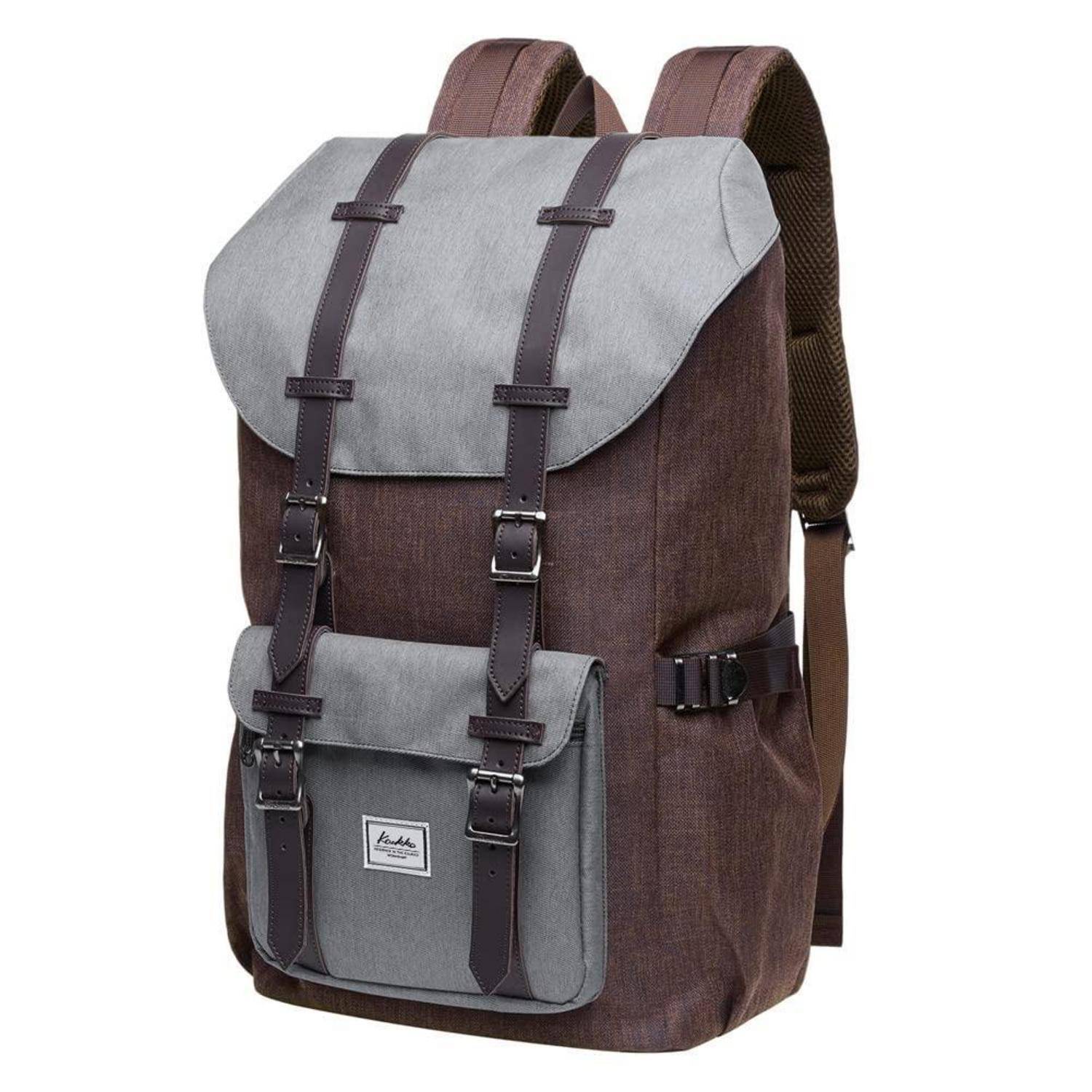 Brauner und grauer Rucksack mit Schnallengurten und einer vorderen Klapptasche, isoliert auf weißem Hintergrund dargestellt.