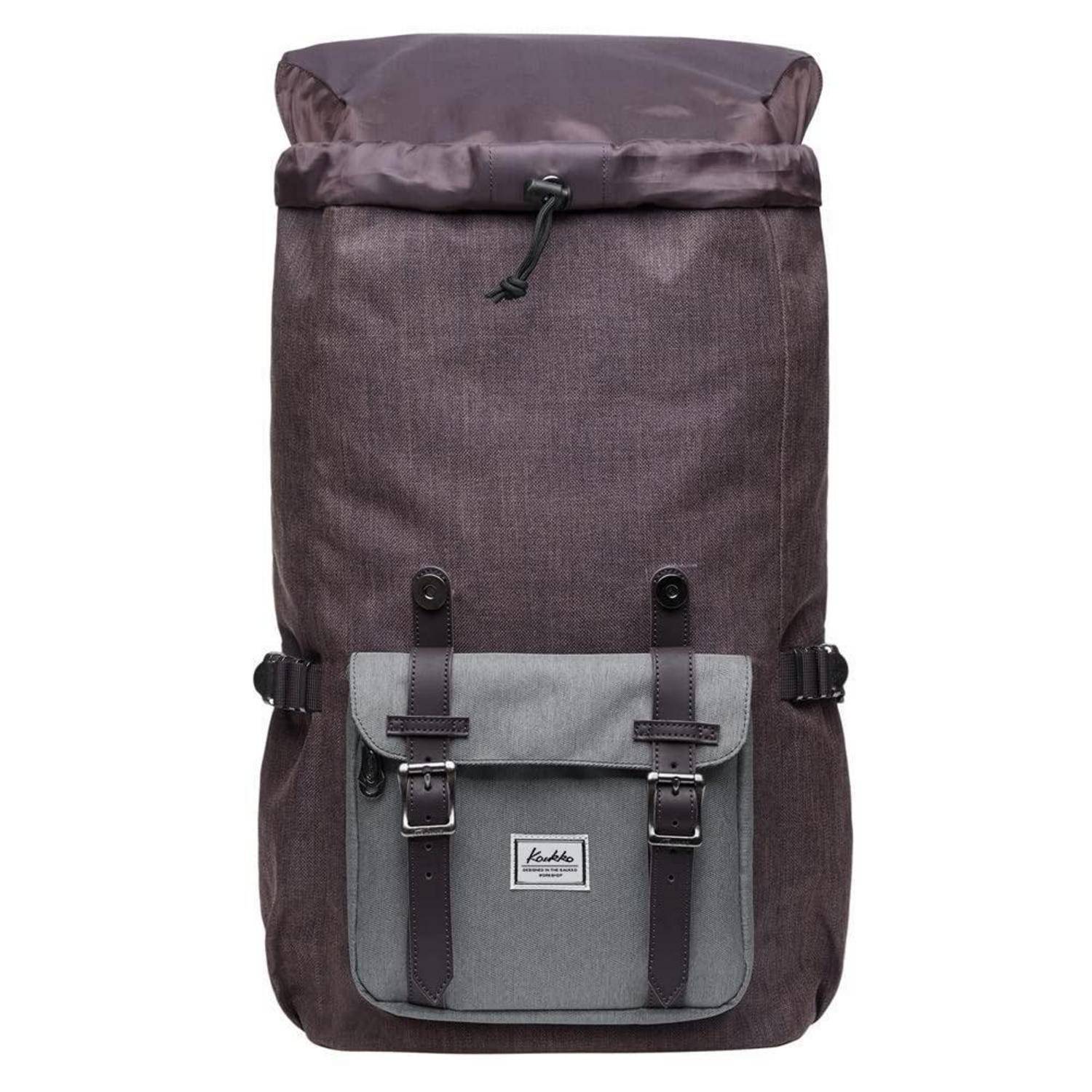 Braun-grauer Wander-Rucksack mit Rollverschluss, vorderer Klappe mit Tasche und Seitengurten auf weißem Hintergrund.