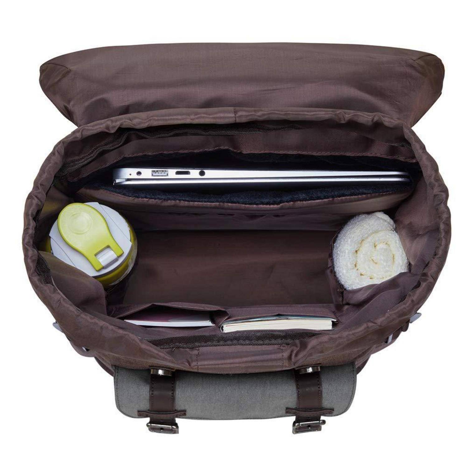 Offener Rucksack von oben betrachtet mit einem Laptop, einer wiederverwendbaren Flasche, einem aufgerollten Handtuch, einem Stift und einem Notizbuch.