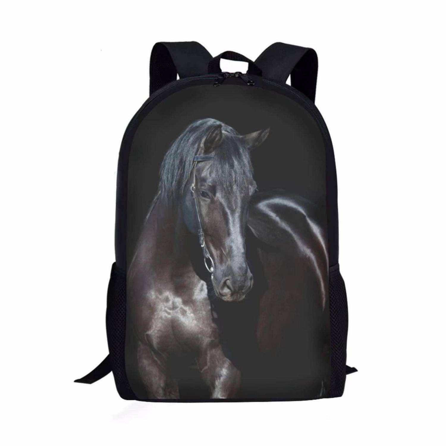 Schwarzer Rucksack mit einem realistischen dunklen Pferdemotiv auf der Vorderseite, gezeigt auf einem weißen Hintergrund.