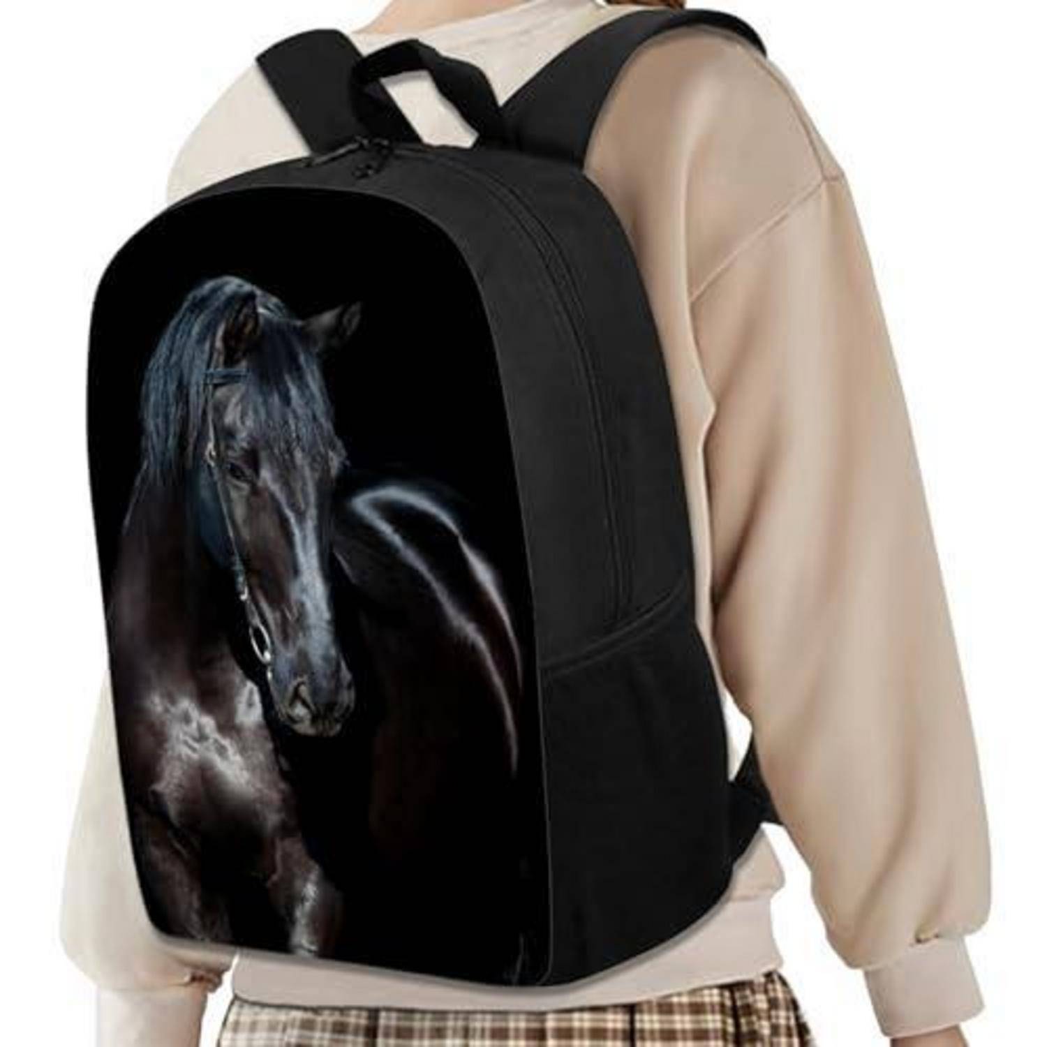 Schwarzer Rucksack mit einem Pferdemotiv, getragen auf dem Rücken einer Person über einem beigen Sweatshirt.