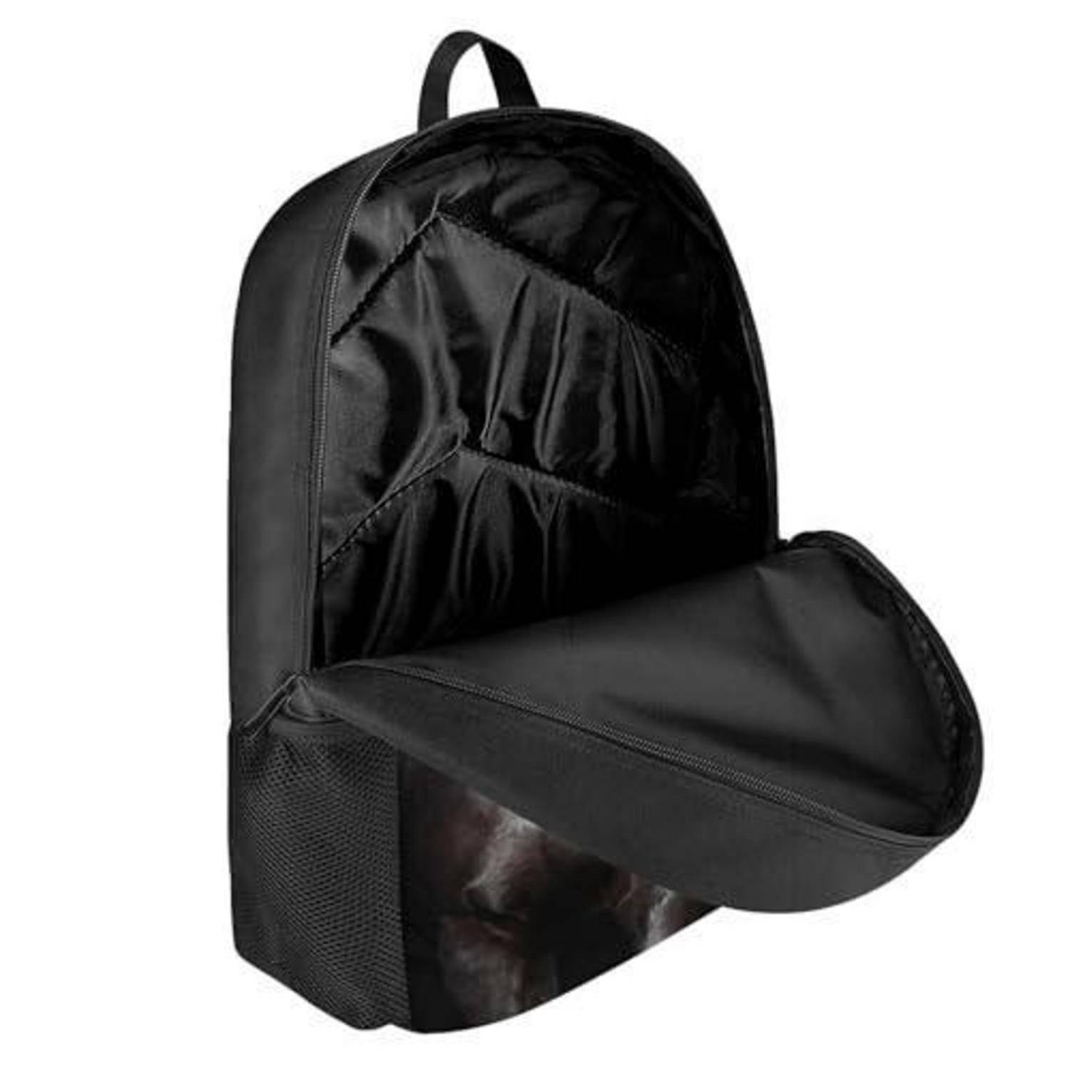 Schwarzer Rucksack mit einem vorderen Reißverschlussfach und einer seitlichen Netztasche, offen vor weißem Hintergrund gezeigt.