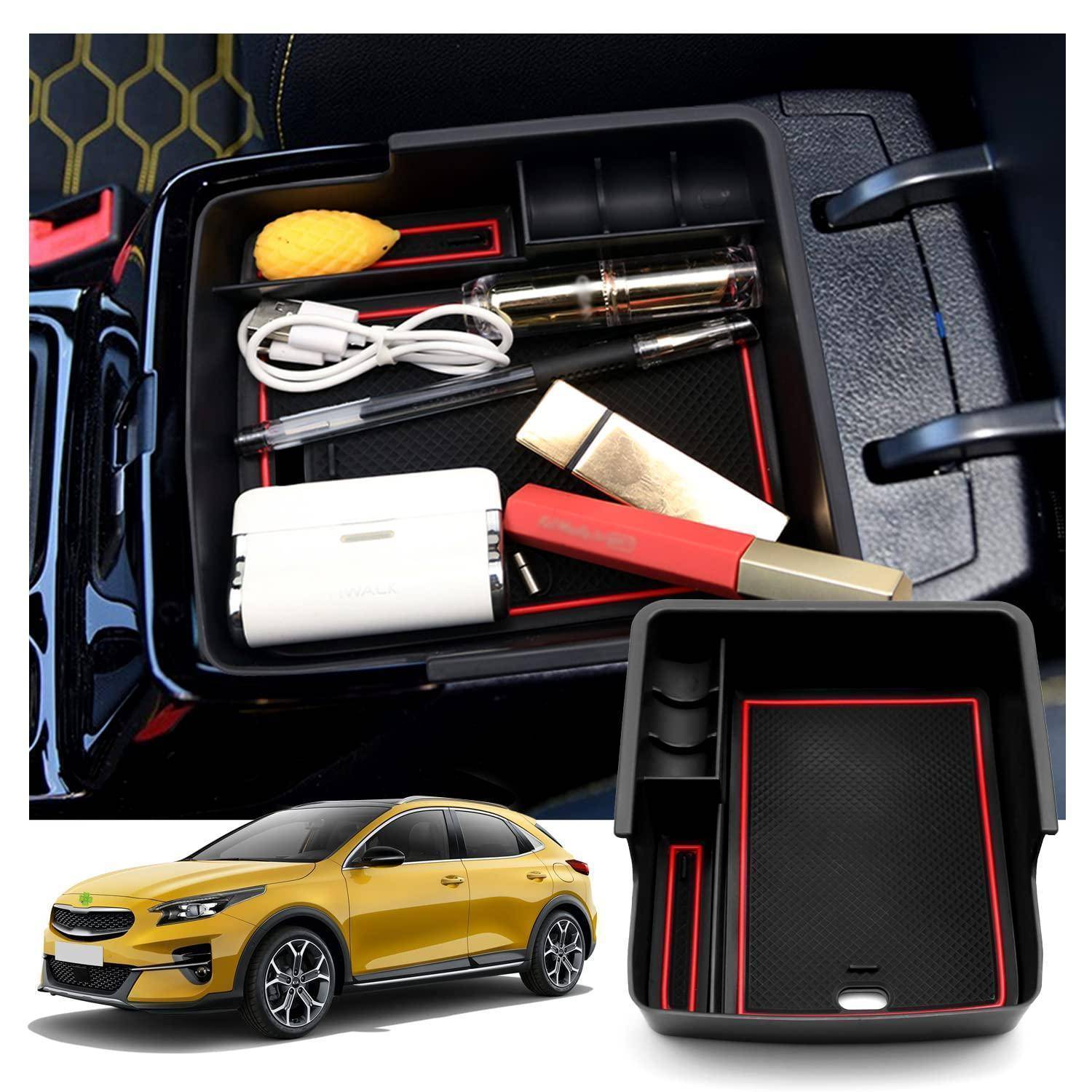 Autokonsolen-Organizer-Tablett mit einer Zitrone, Ladekabel, Vape-Pens und kleinen Gegenständen, mit gelbem Auto und Tablett-Einsatz darunter.