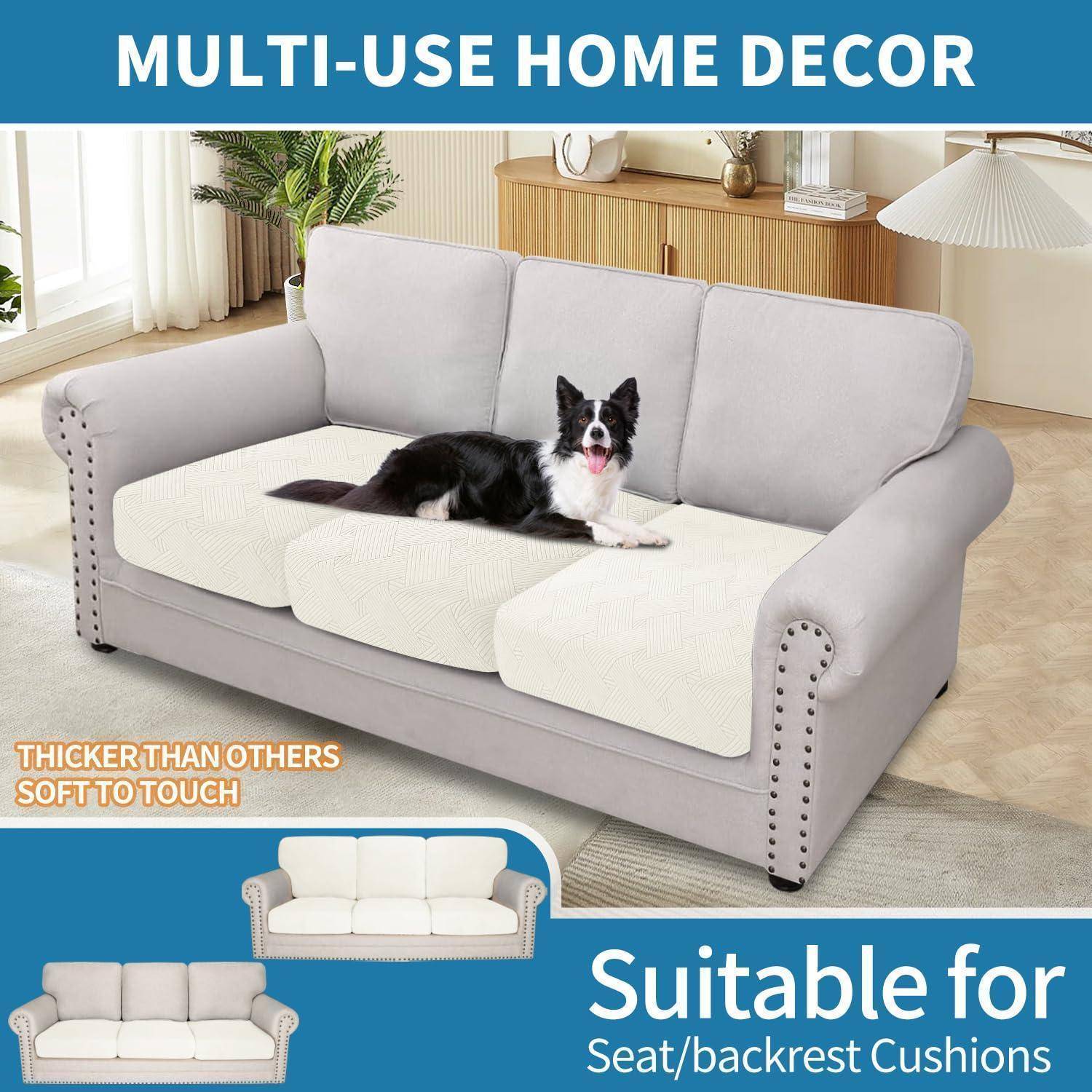 Werbebild einer grauen Sofaschutzhülle mit dicken weißen Sitz- und Rückenlehnenpolstern und einem darauf liegenden Hund, mit der Aufschrift "MULTI-USE HOME DECOR"" und ""Geeignet für Sitz-/Rückenlehnenpolster"".