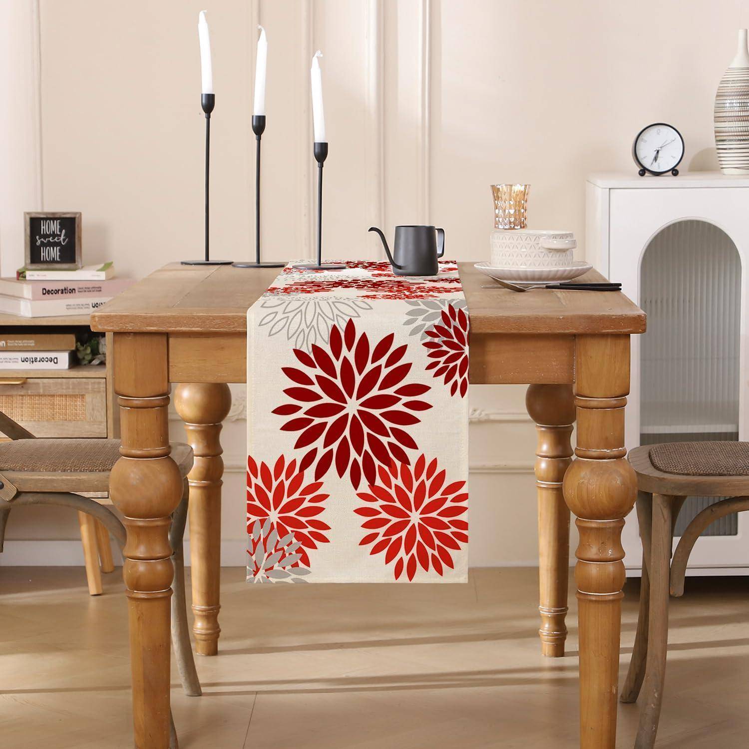 Esstisch im Stil eines roten Blumen-Tischläufers, schwarzer Kerzenständer und Gedeck in einem hellen Wohn-Esszimmer.
