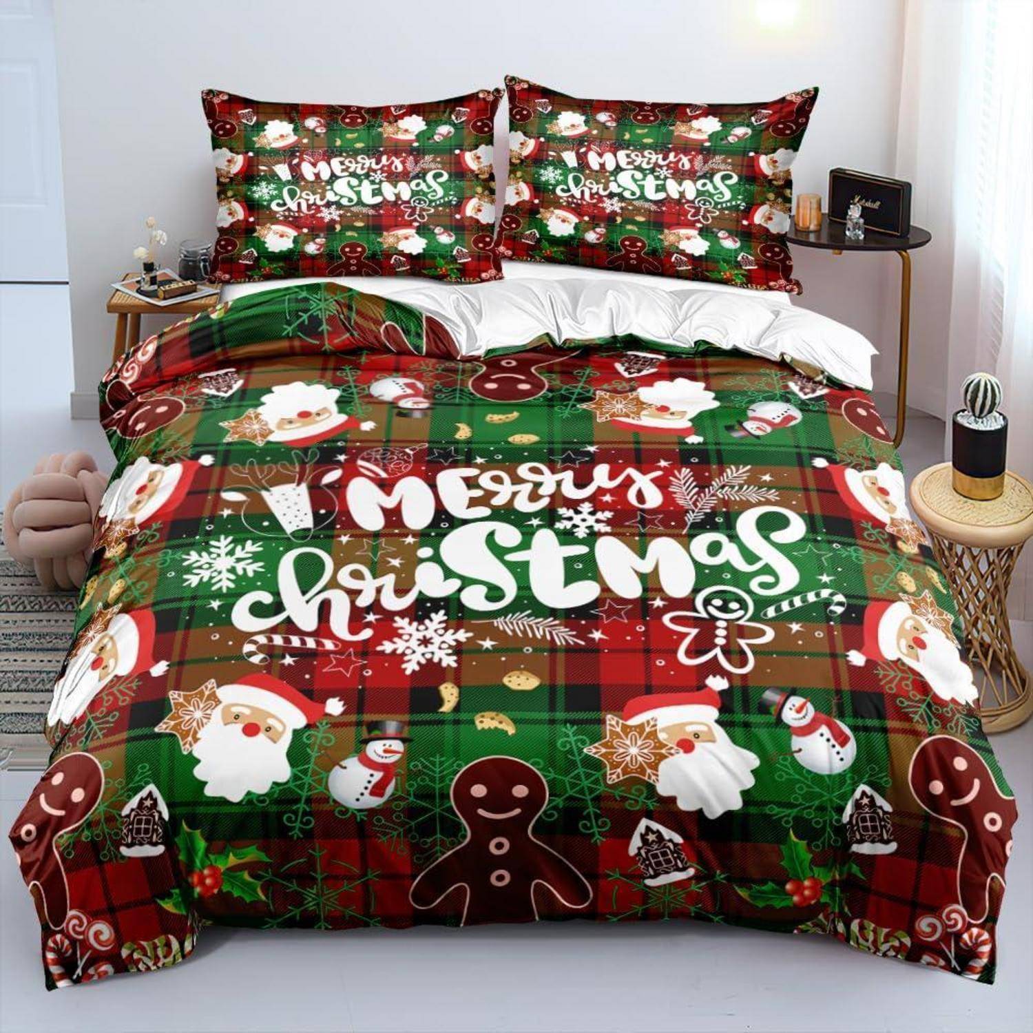 Weihnachtliches Bett mit roter und grüner karierter Bettwäsche mit der Aufschrift 