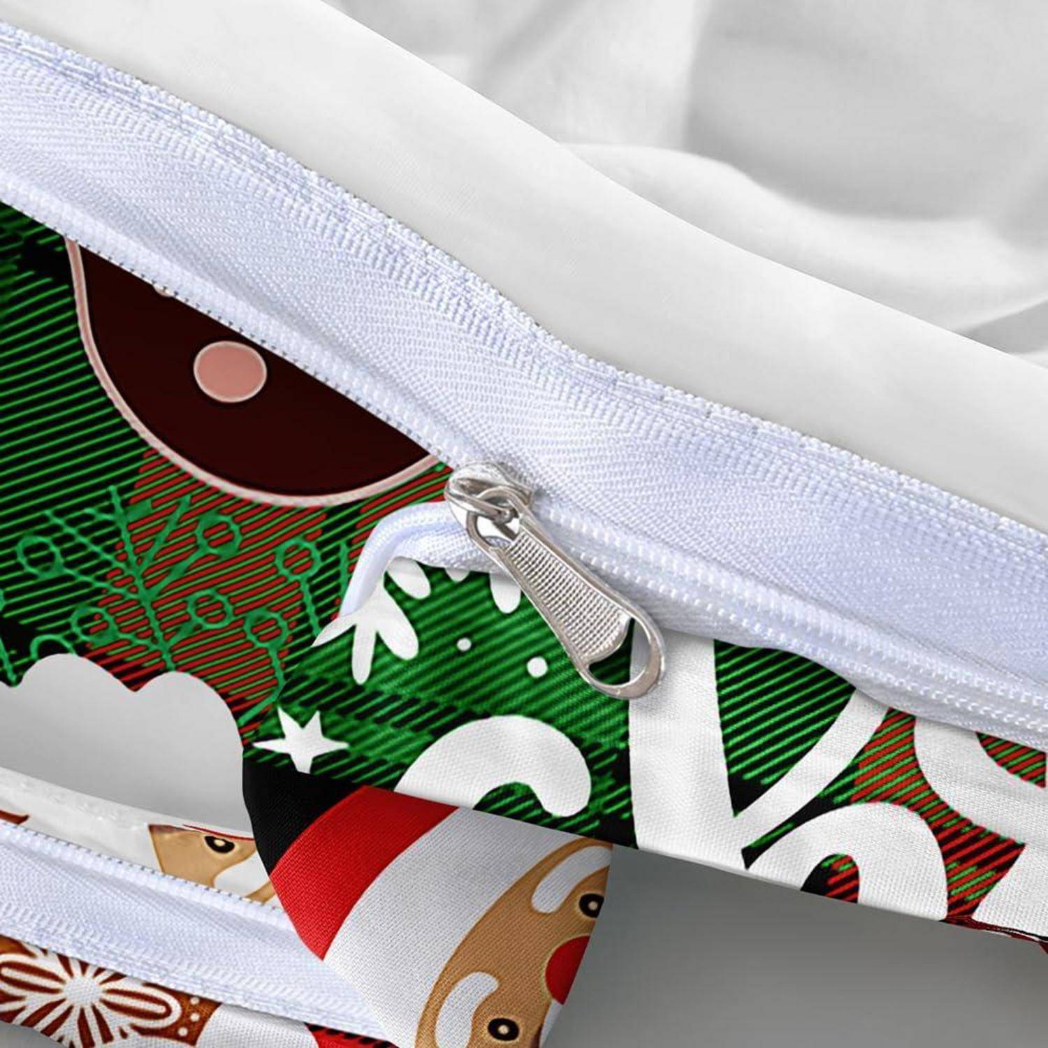 Nahaufnahme einer weißen Reißverschlusstasche mit zwei teilweise offenen durchsichtigen Taschen, die bunte gemusterte Stoffe im Inneren zeigen.