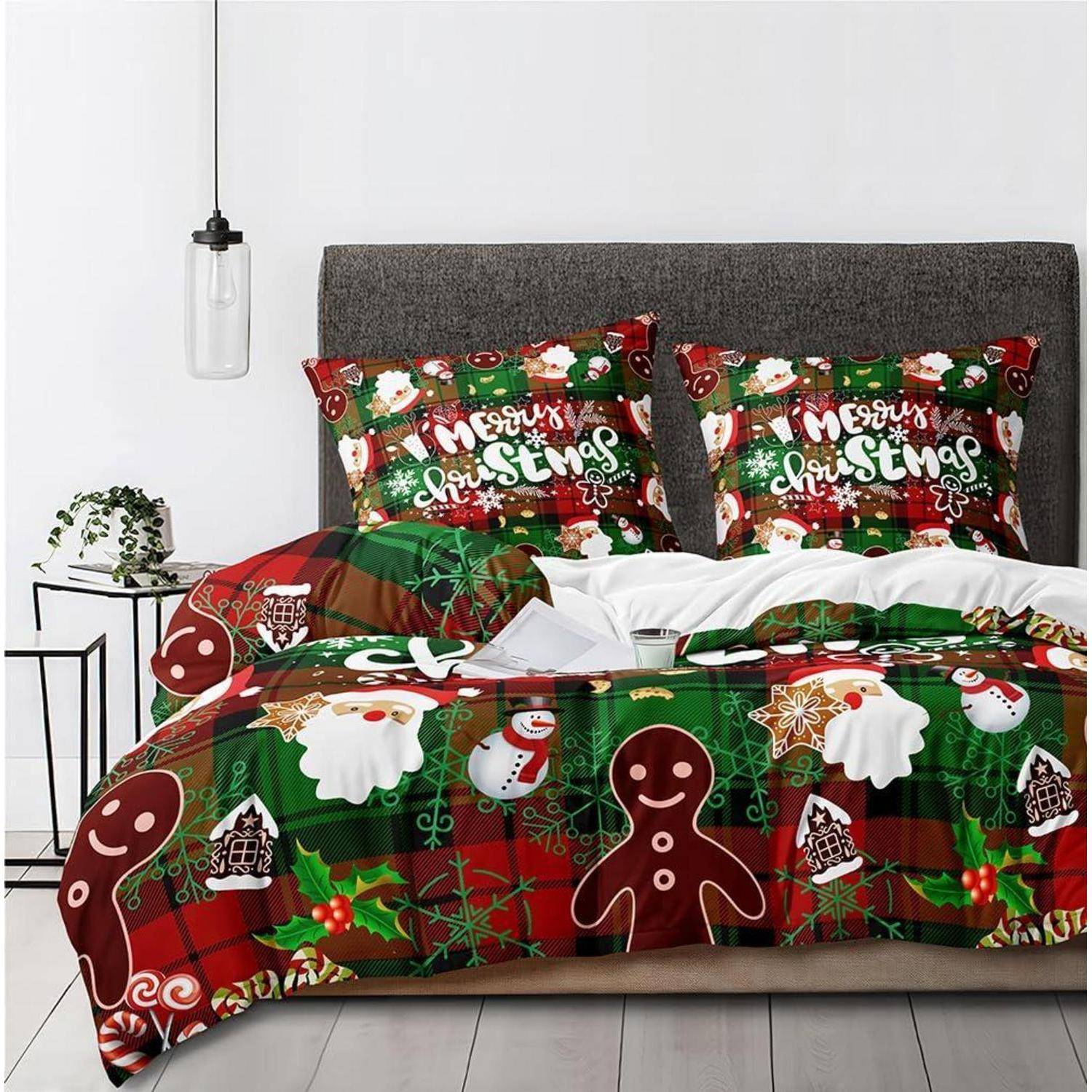 Bett mit Weihnachts-Bettwäsche, Kissen und Bettdeckenbezug mit dem Text „Frohe Weihnachten" und festlichen Feiertagsgrafiken.