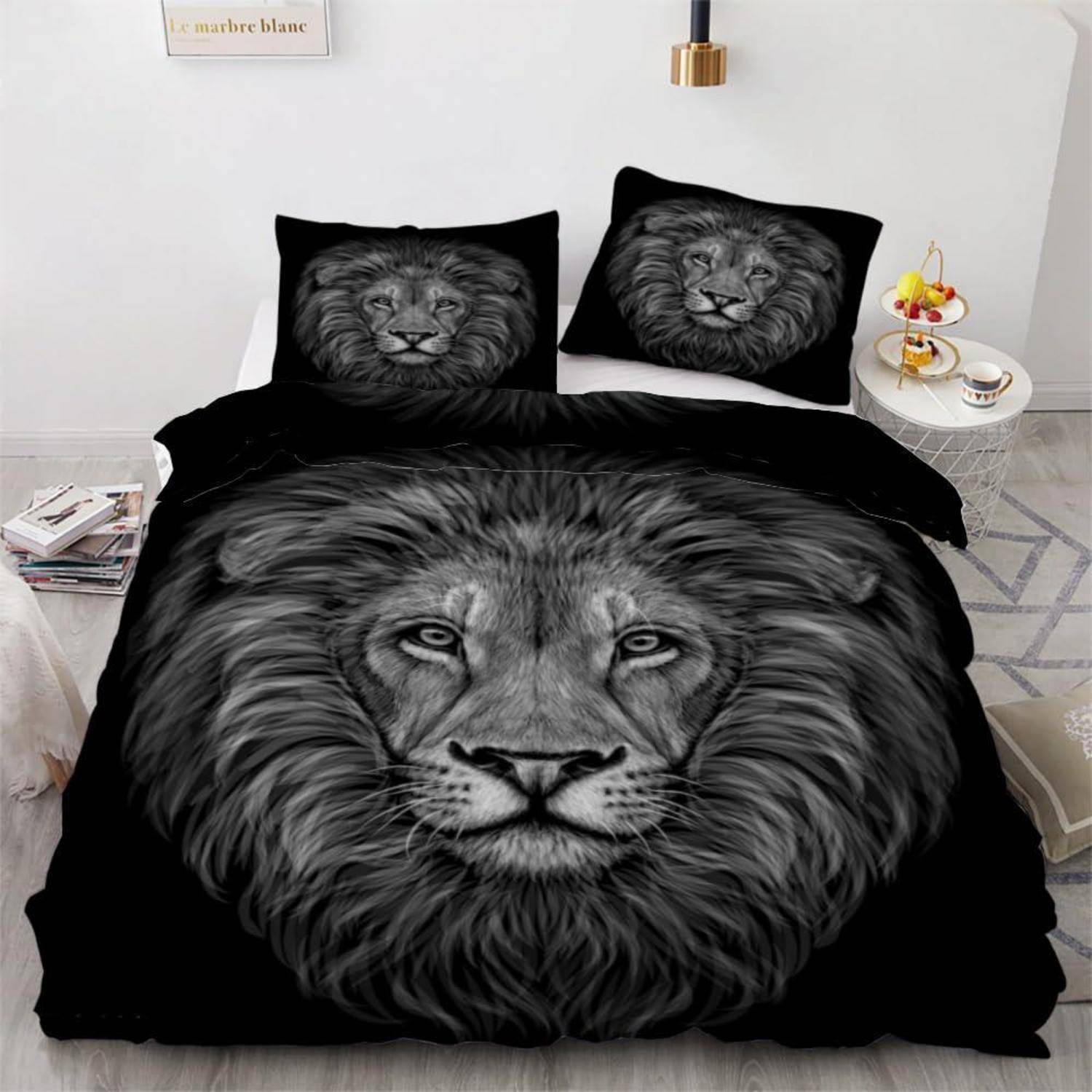 Bett mit schwarzer Bettwäsche, bedruckt mit realistischen Löwengesichtern auf der Bettdecke und Kissen in einem hellen, modernen Schlafzimmer.