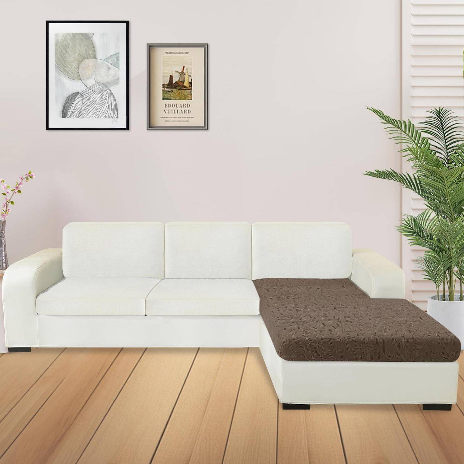 Modernes Wohnzimmer mit weißem Ecksofa und braunem Chaiselongue, Holzboden, gerahmte Wandkunst und Topfpflanzen.