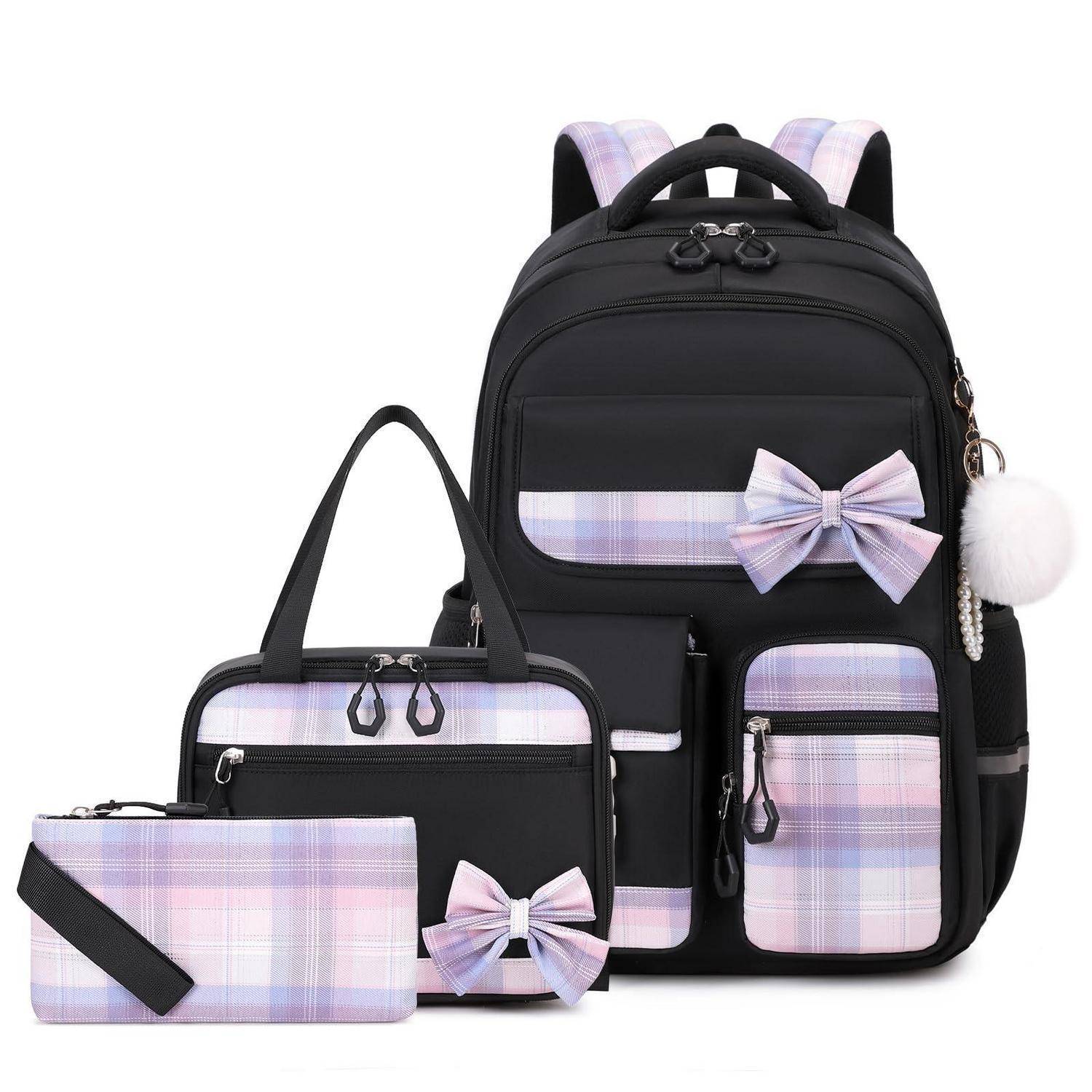 Schwarzer Schulrucksack-Set mit Pastellkaro-Akzenten und Schleifen, einschließlich passender Lunchbox, Federmäppchen und Täschchen auf weißem Hintergrund.