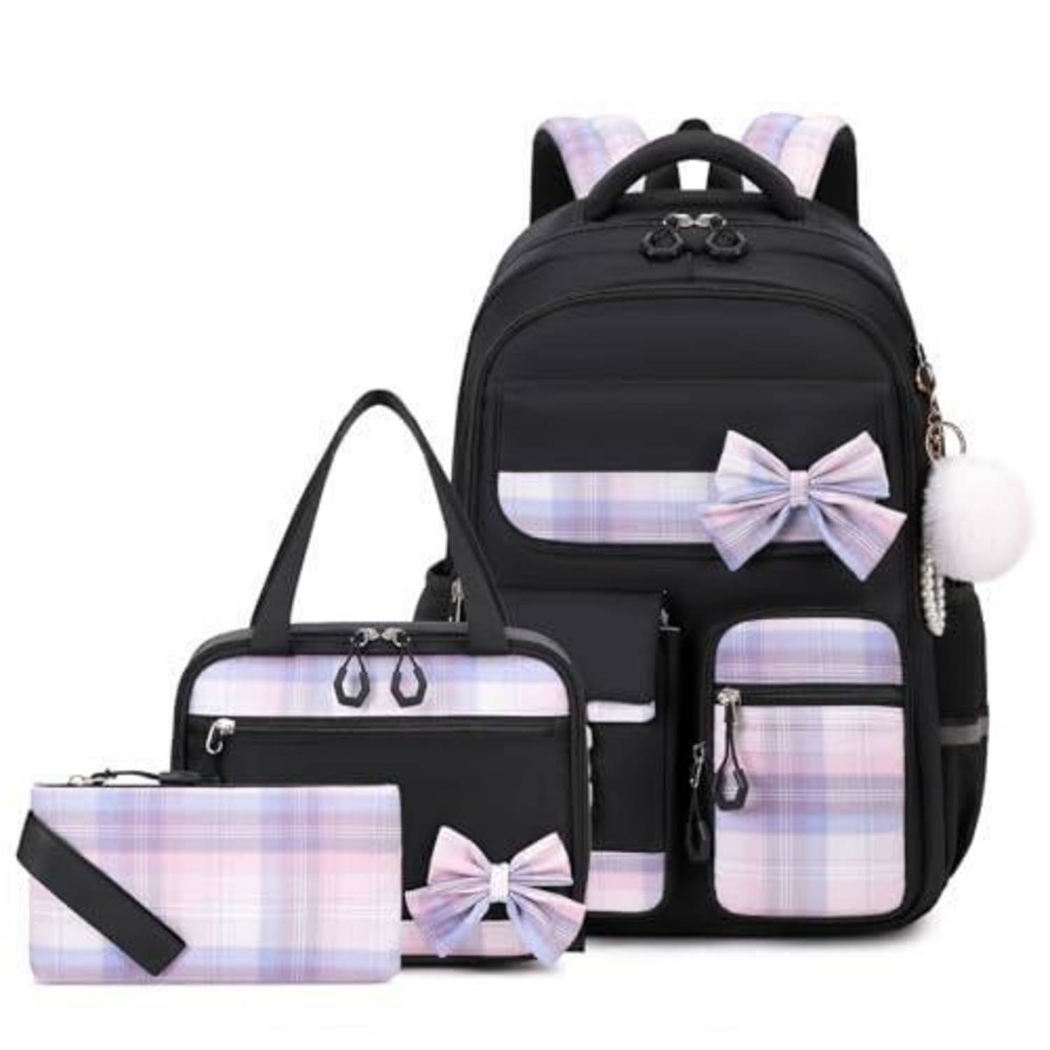 Schwarzer Rucksack und passende Tasche mit Lavendelkaro-Paneelen, Schleifen und einem kleinen Beutel, auf weißem Hintergrund gezeigt.