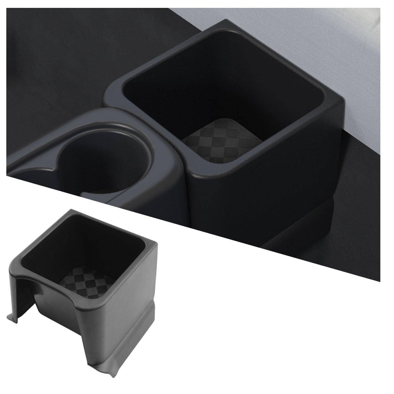 Schwarzer Kunststoff-Autogetränkehalter-Adapter mit quadratischem offenem Fach und kreisförmiger Tassenvertiefung, dargestellt in Nahaufnahme und isolierter Produktansicht.