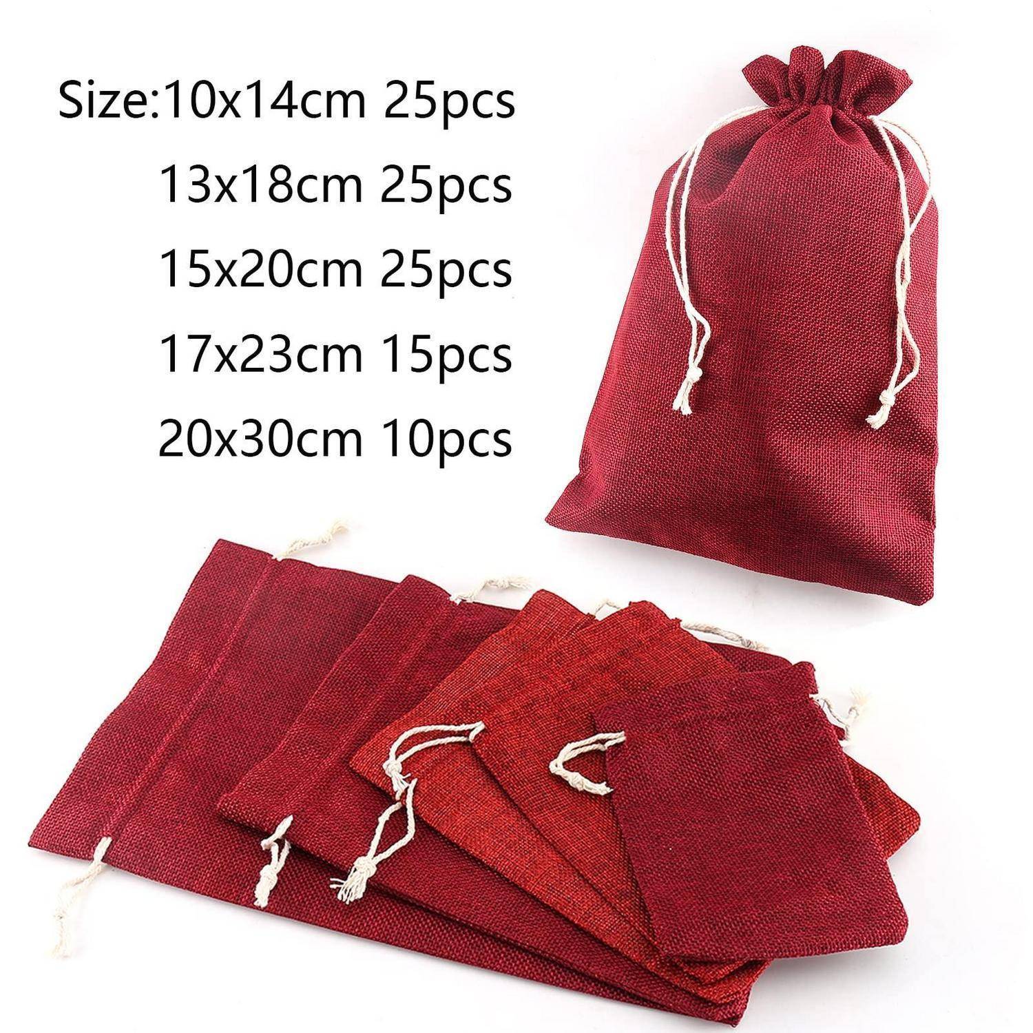 Rote Stoffgeschenktaschen mit Kordelzug in fünf Größen, gekennzeichnet: 10x14cm 25Stk., 13x18cm 25Stk., 15x20cm 25Stk., 17x23cm 15Stk., 20x30cm 10Stk.