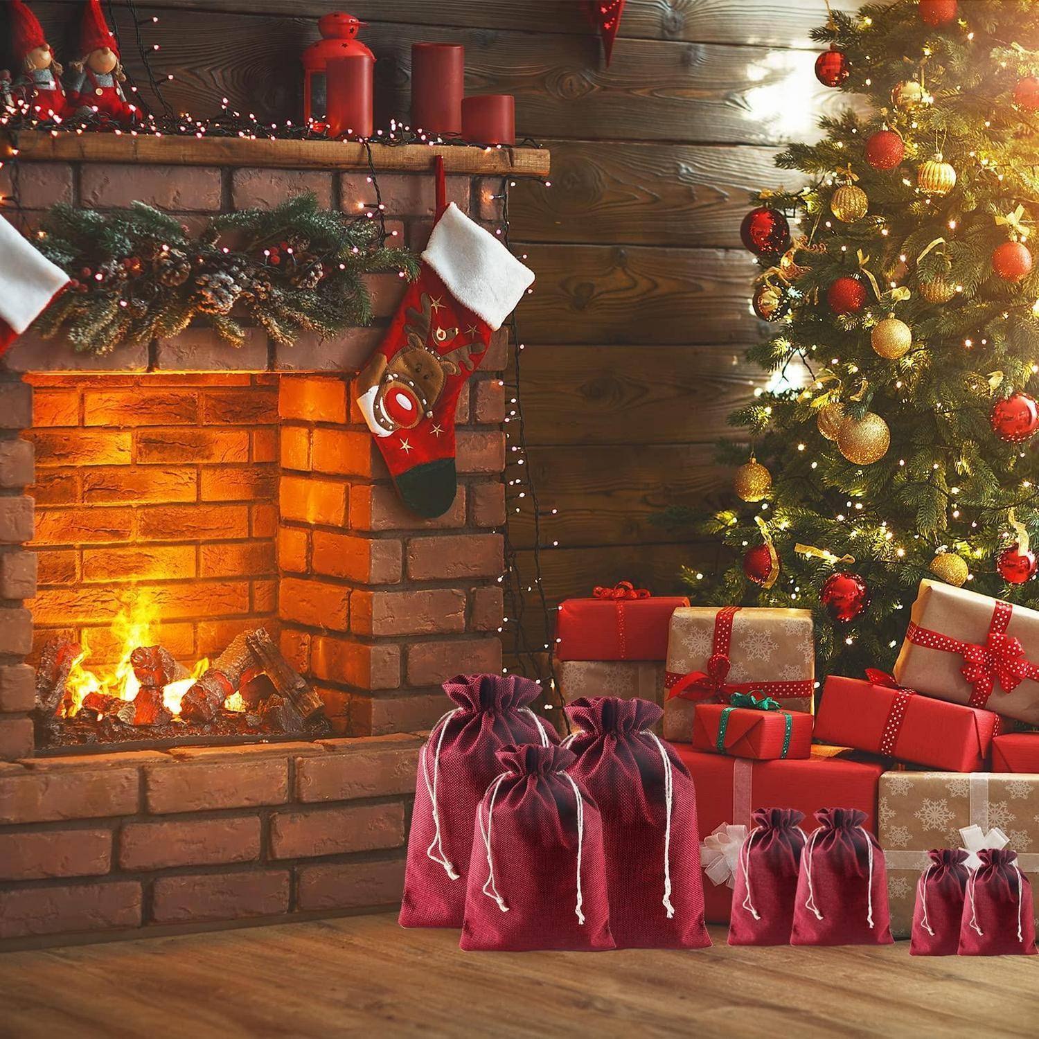 Gemütliches Weihnachtszimmer mit brennendem Kamin, dekoriertem Baum und vielen eingepackten Geschenken und Samtgeschenktaschen auf dem Boden.