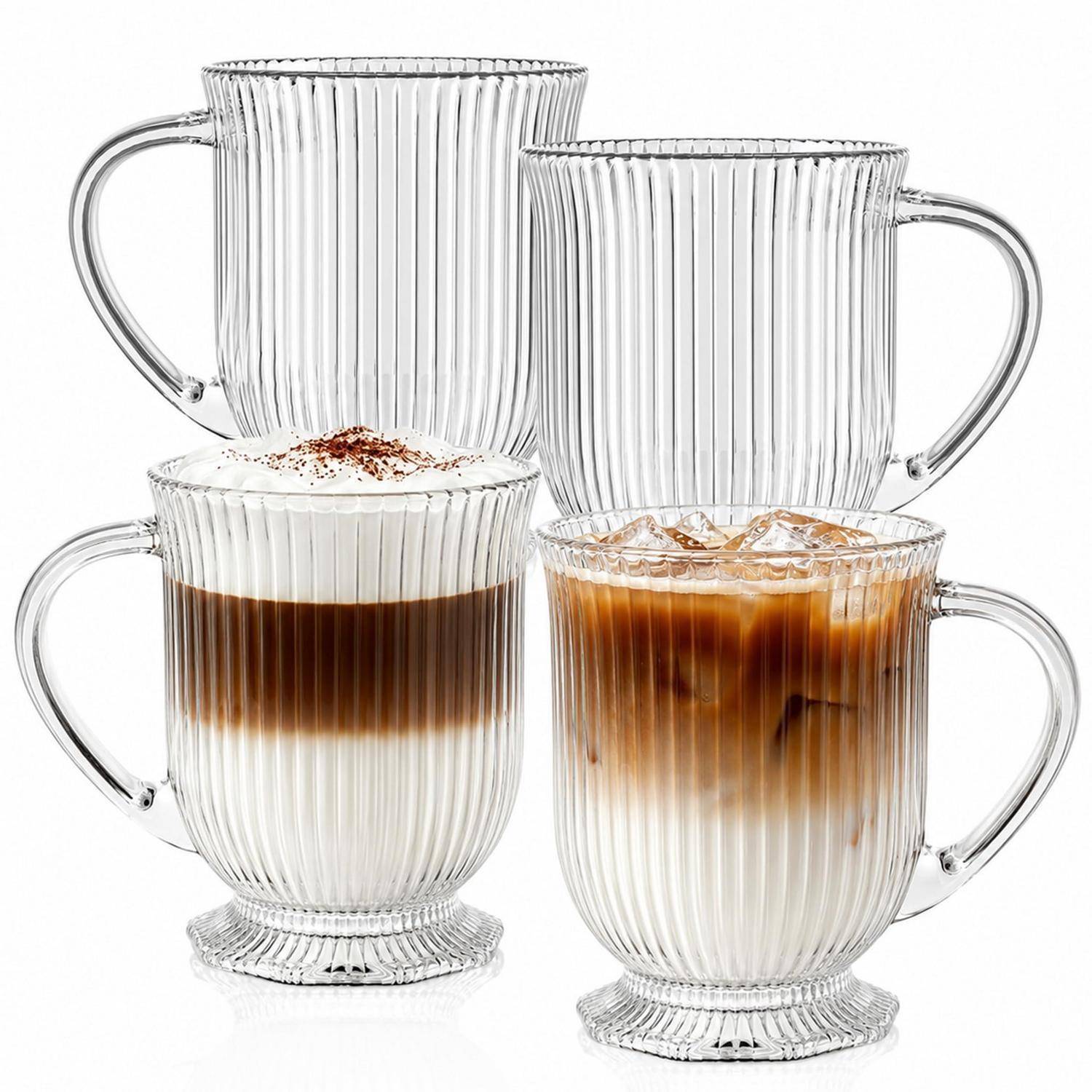 Vier gerippte Glastassen mit Henkeln, gefüllt mit geschichteten Kaffeegetränken: zwei leere hinten, eine mit Schaum obenauf, eine mit Eis, Milch und Espresso.