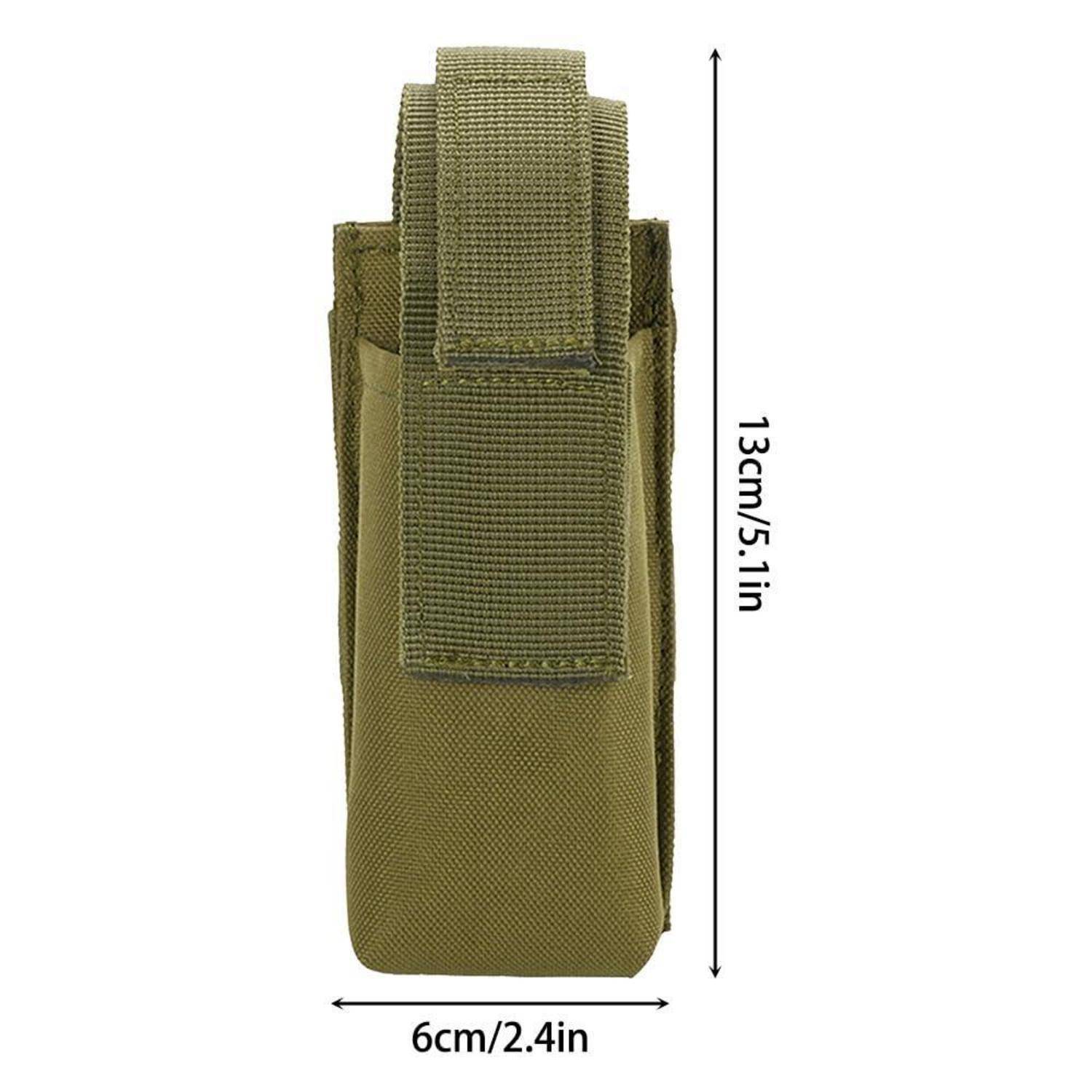 Olivfarbene taktische Tasche in Vorderansicht, mit Verschlusslasche und Gürtelschlaufe, mit Beschriftung 13 cm hoch und 6 cm breit.