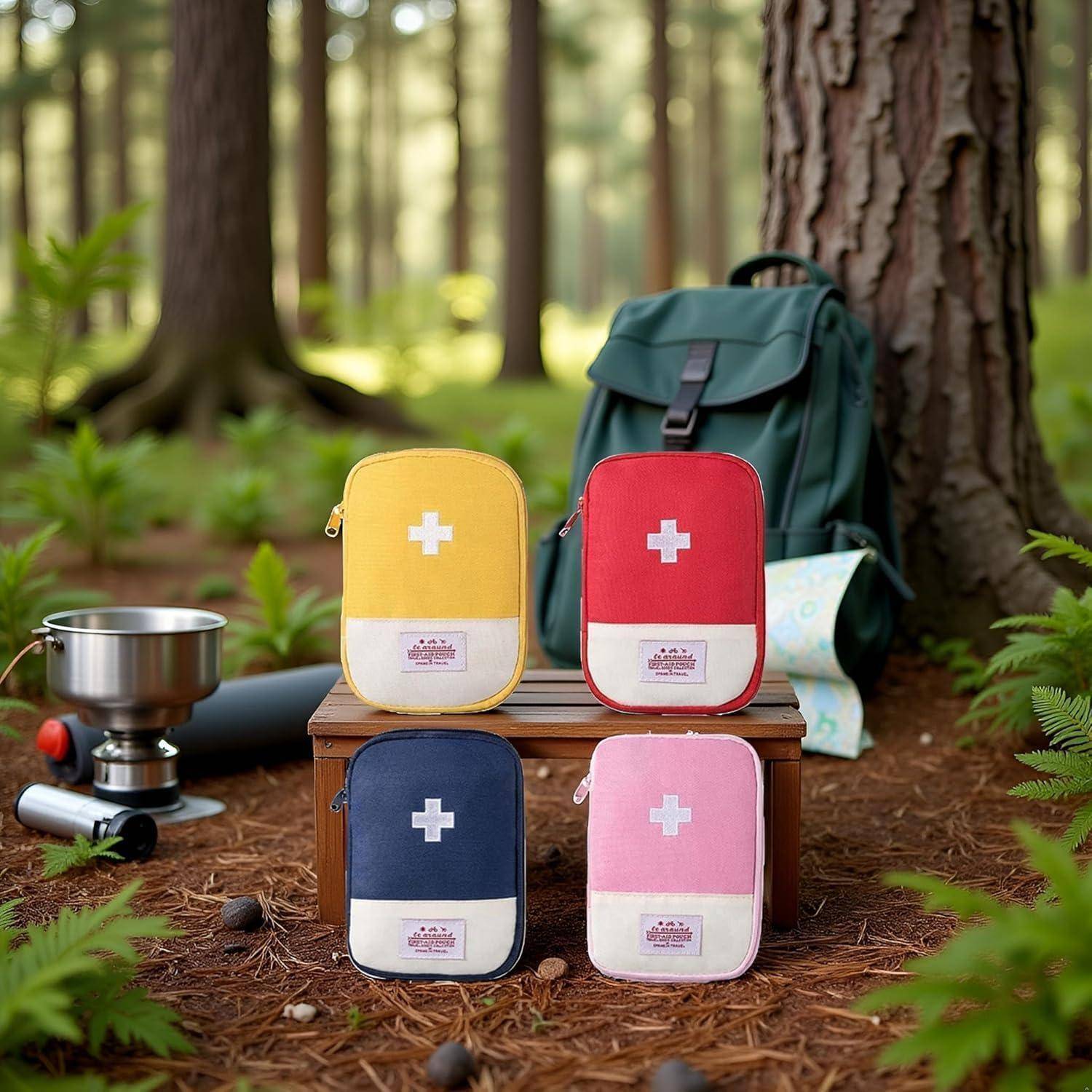 Vier farbenfrohe Erste-Hilfe-Kästen sind auf einer Holzkiste an einem Waldcampingplatz ausgestellt, mit einem Rucksack, einer Karte und einem Campingkocher in der Nähe.