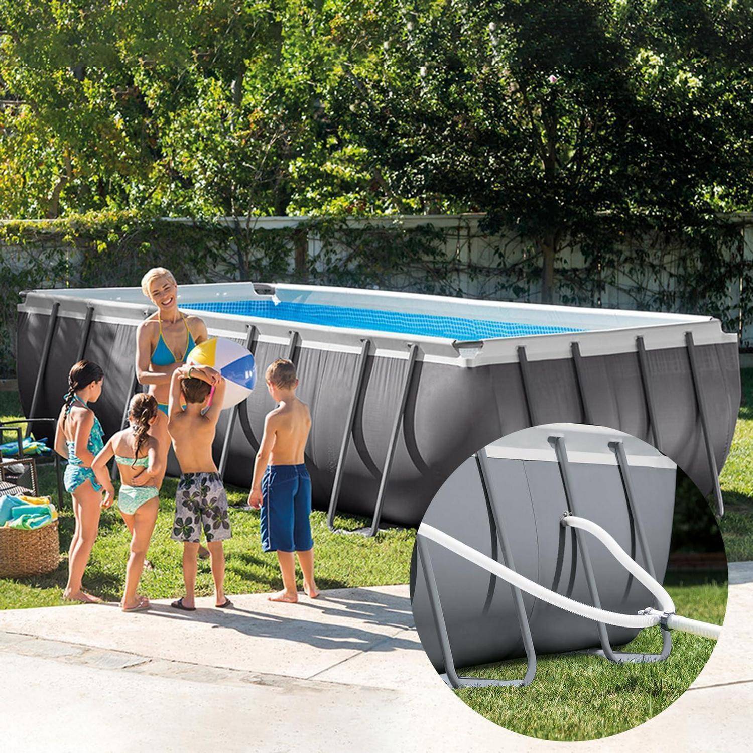 Kinder und ein Erwachsener stehen neben einem oberirdischen Gartenpool; eine eingefügte Nahaufnahme zeigt die Stützstrebe des Pools und die Leiterverbindung.